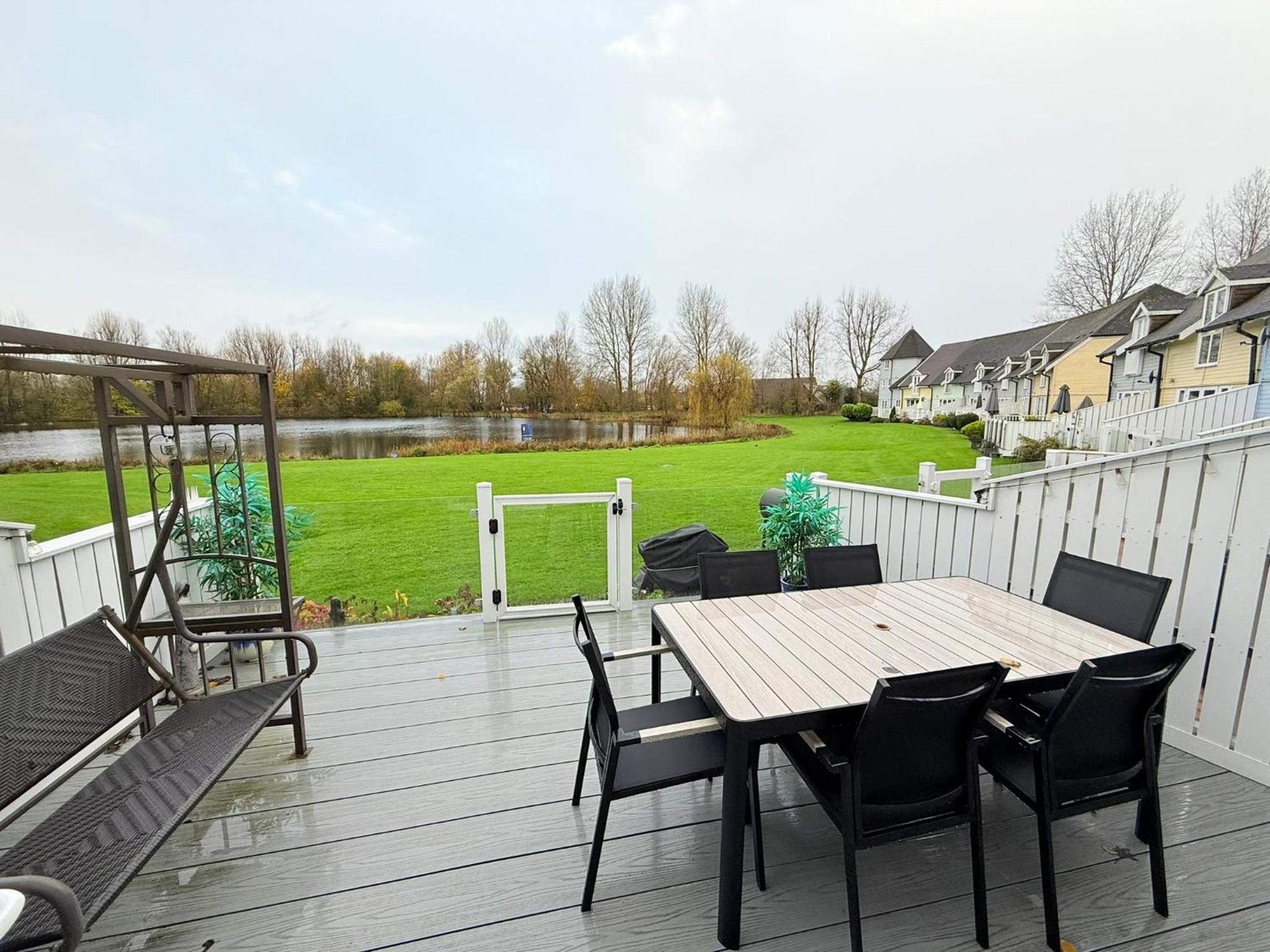Luxury Kingfisher Lodge, Isis Lake, within the Cotswold Waterpark