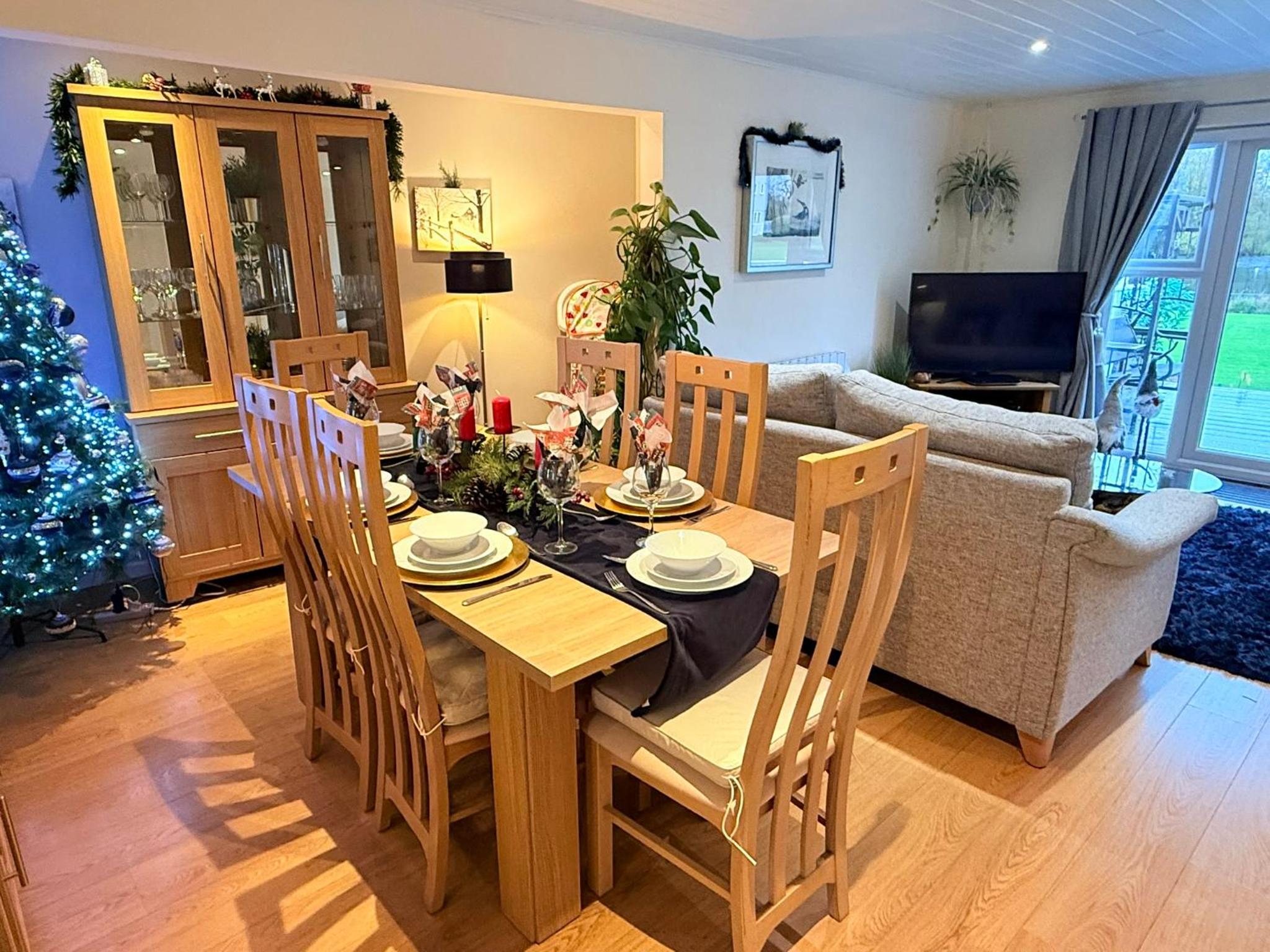 Luxury Kingfisher Lodge, Isis Lake, within the Cotswold Waterpark