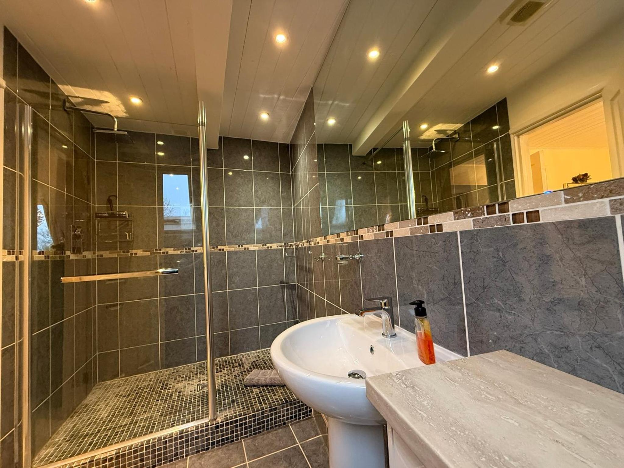 Luxury Kingfisher Lodge, Isis Lake, within the Cotswold Waterpark