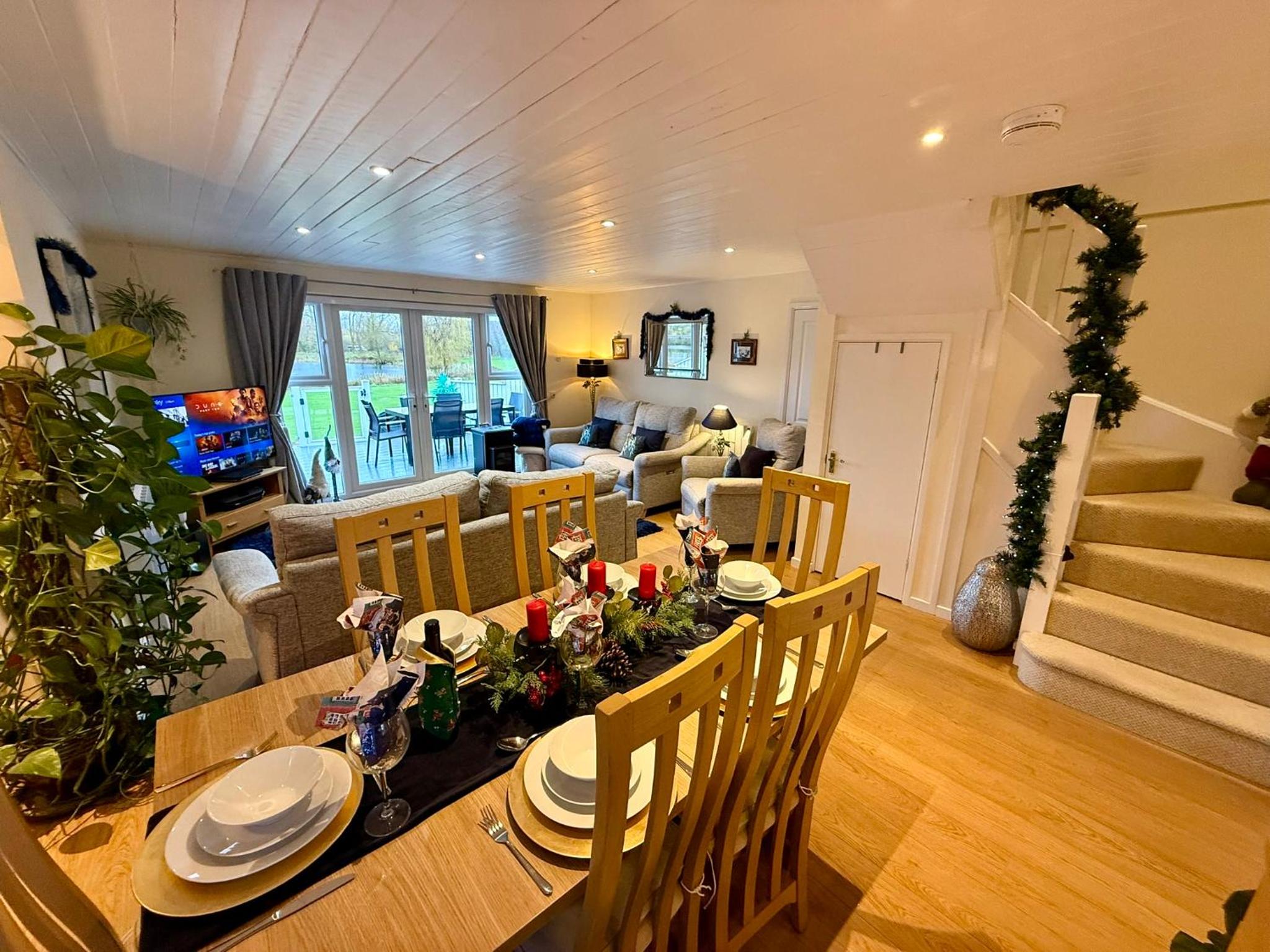 Luxury Kingfisher Lodge, Isis Lake, within the Cotswold Waterpark