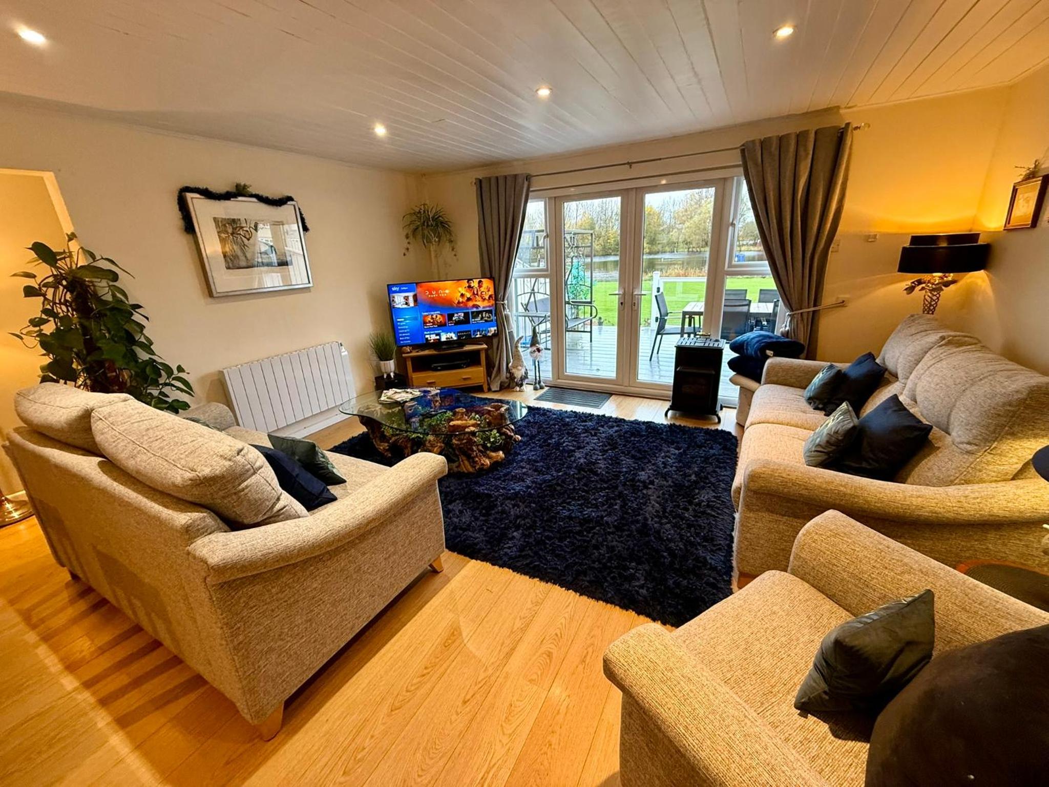 Luxury Kingfisher Lodge, Isis Lake, within the Cotswold Waterpark