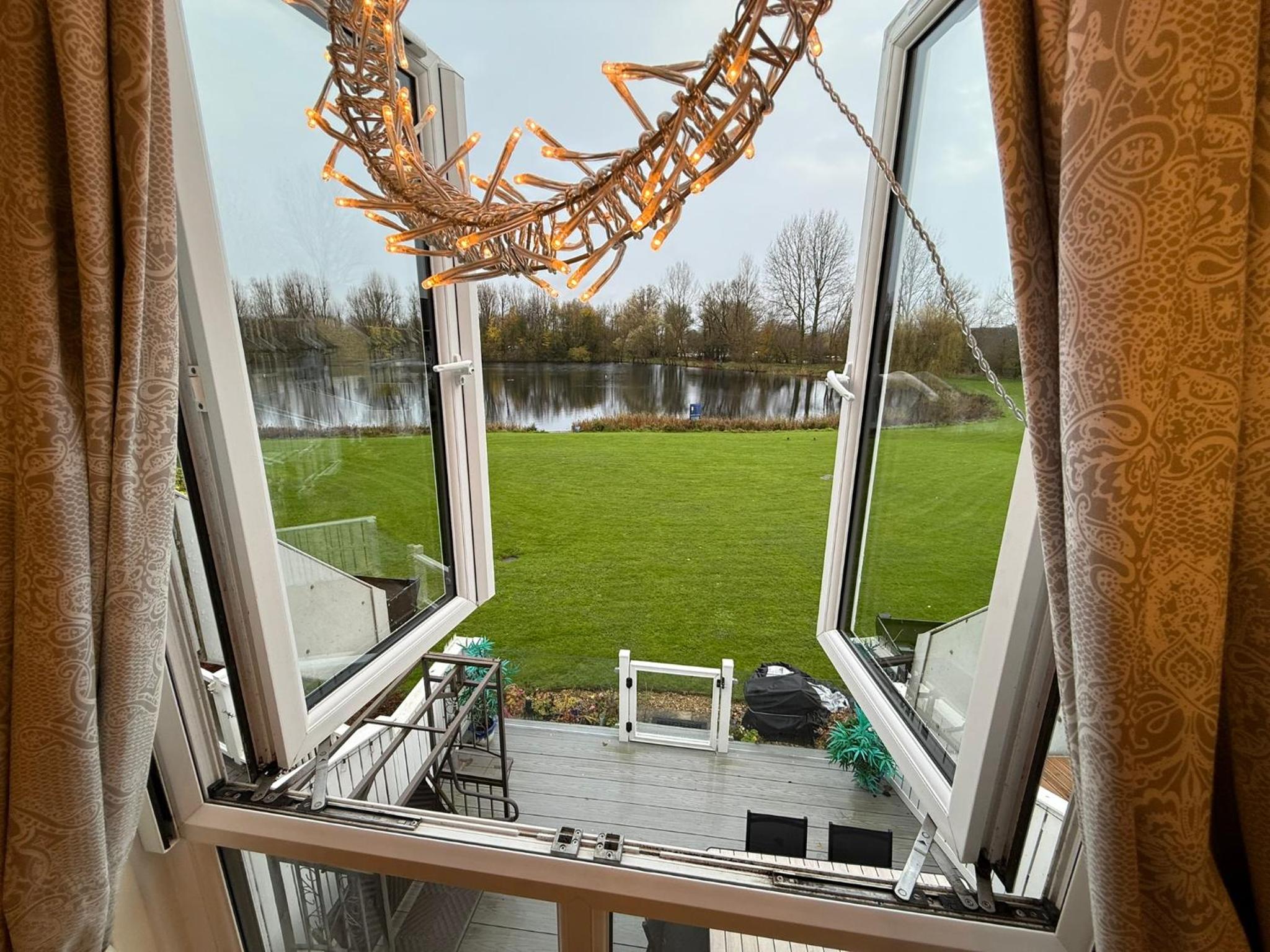 Luxury Kingfisher Lodge, Isis Lake, within the Cotswold Waterpark