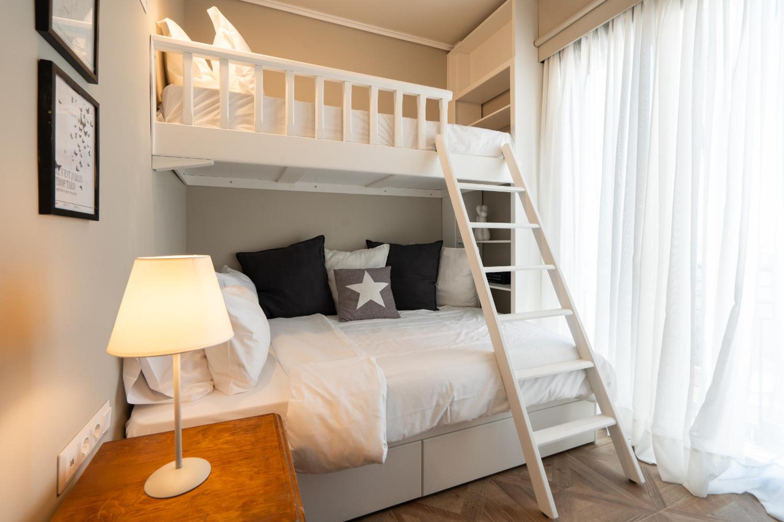 Luxury Petralona Penthouse - Sleeps 7 -Near Metro