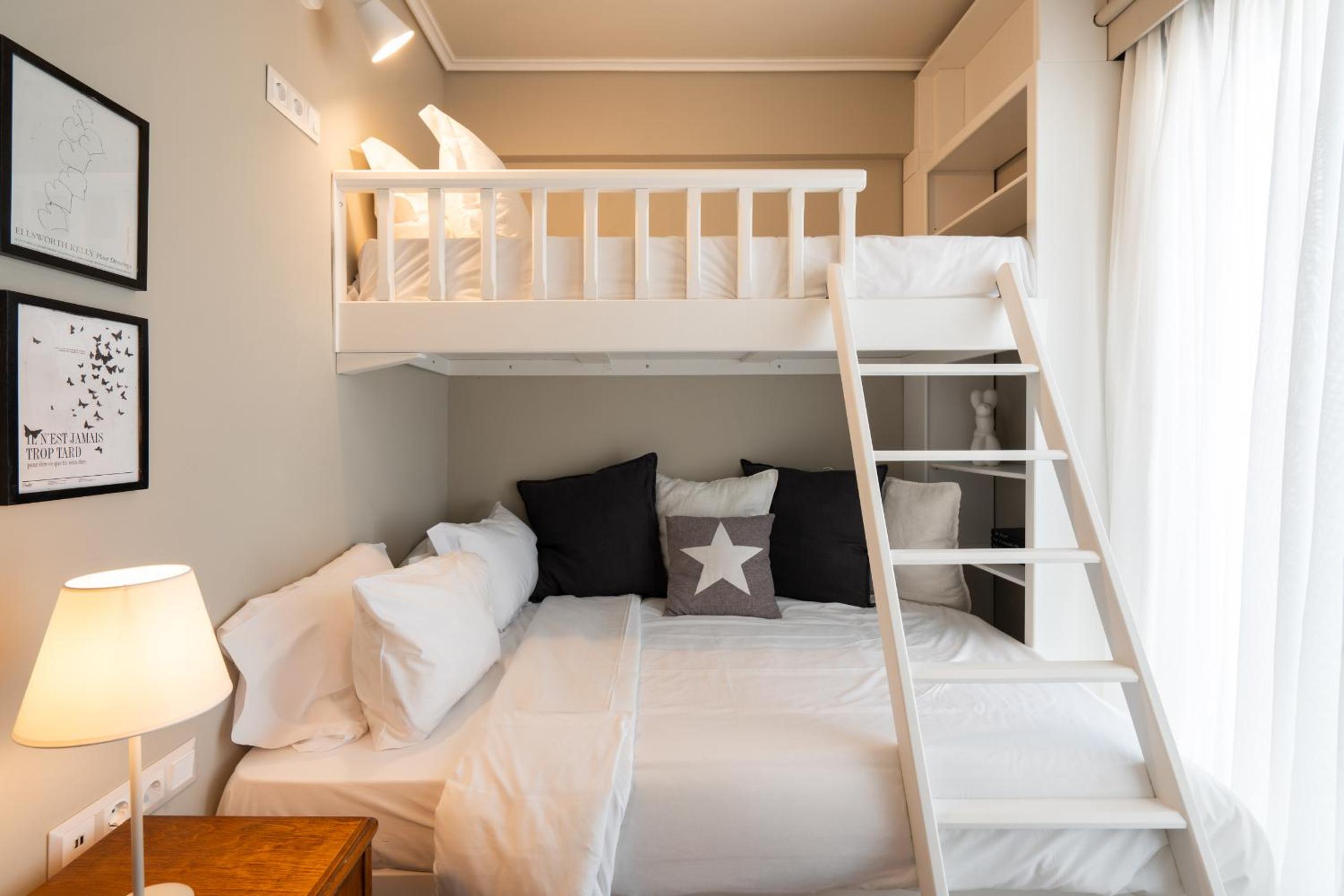 Luxury Petralona Penthouse - Sleeps 7 -Near Metro