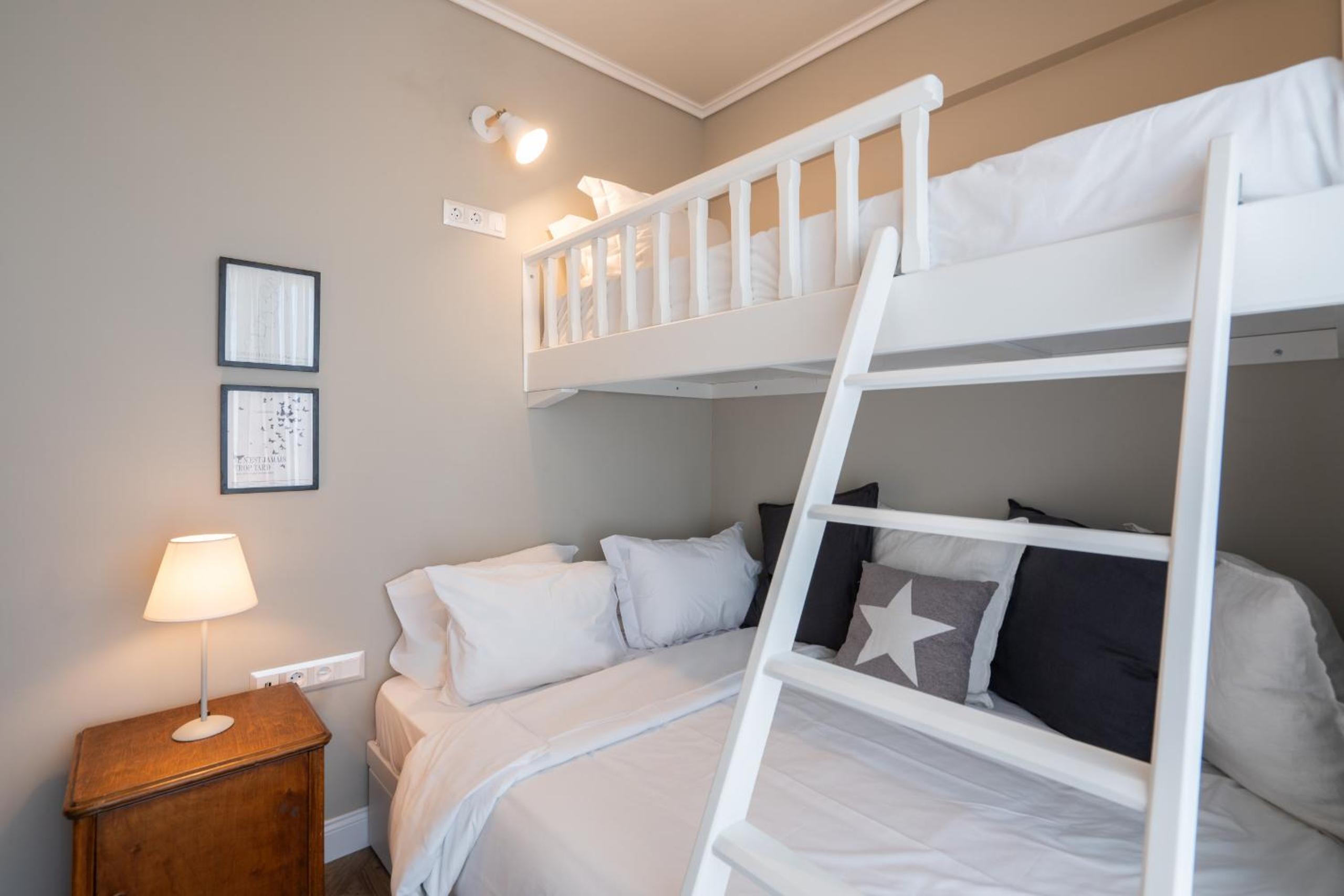 Luxury Petralona Penthouse - Sleeps 7 -Near Metro