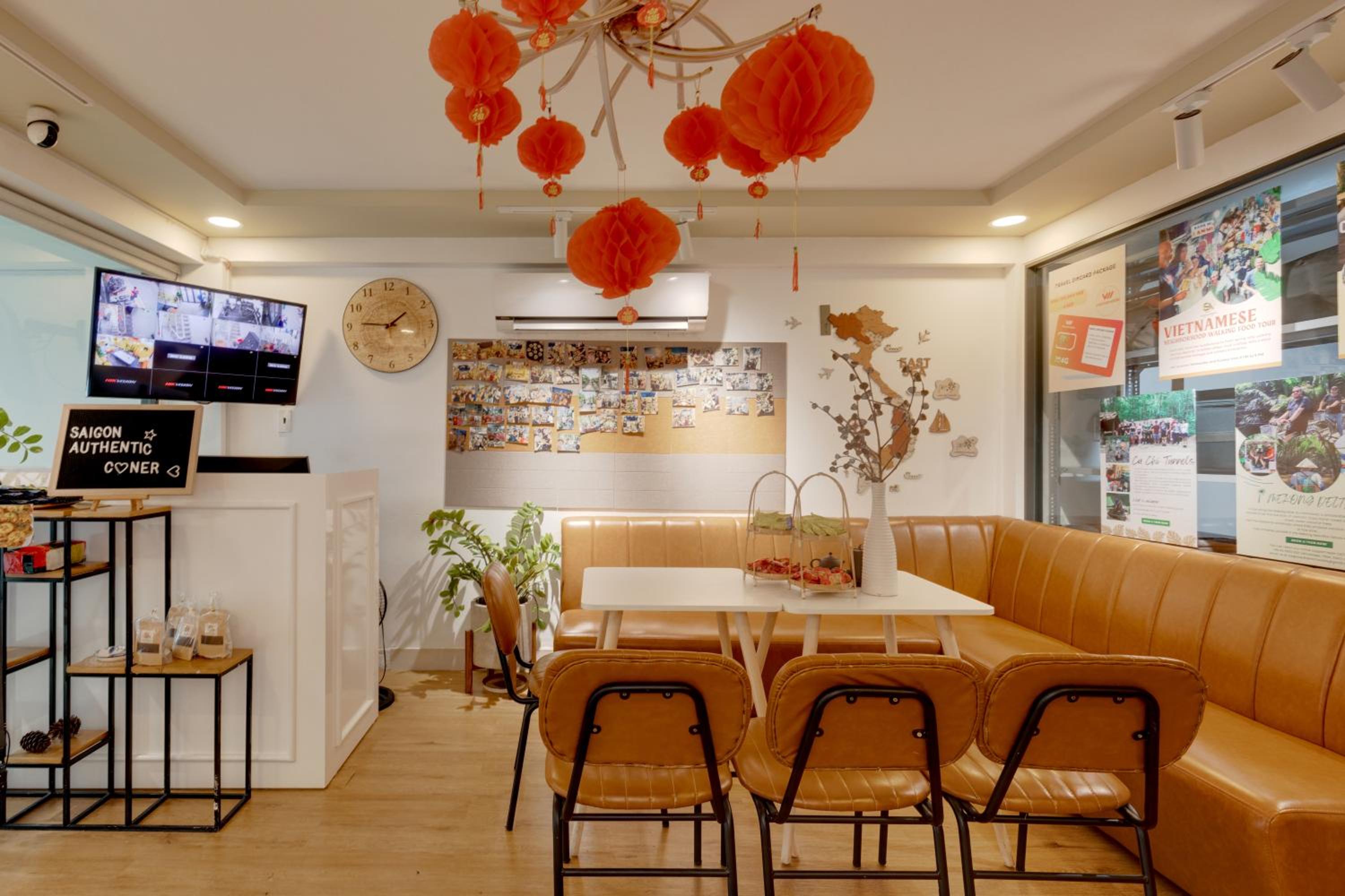 Saigon Authentic Hostel - Local Vibes, City Tours, Cooking Dinner, Evening Streetfood, Free Menu Breakfast, Gym & Rooftop