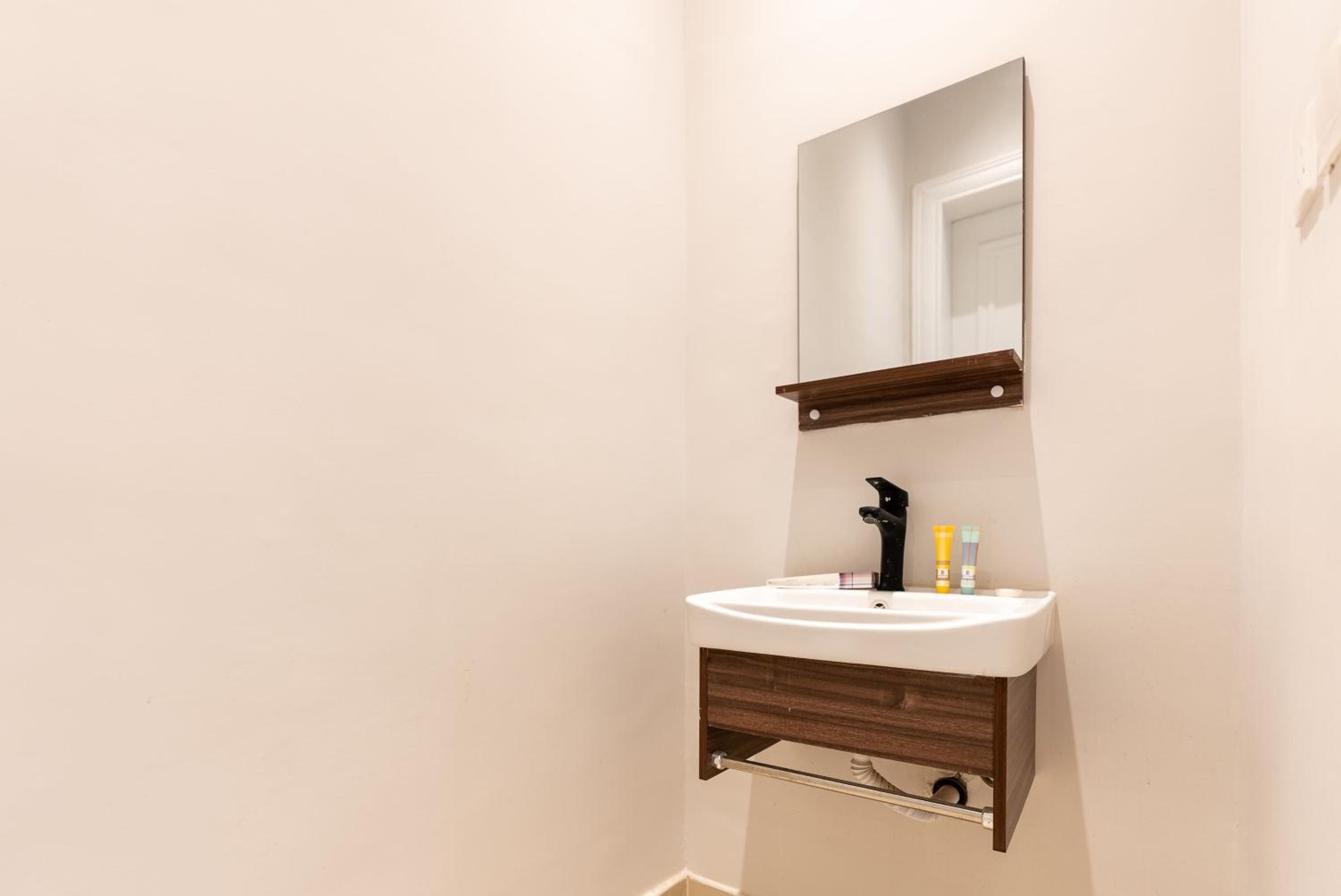 Luxurious 3BR Apartment with Balcony NZL109