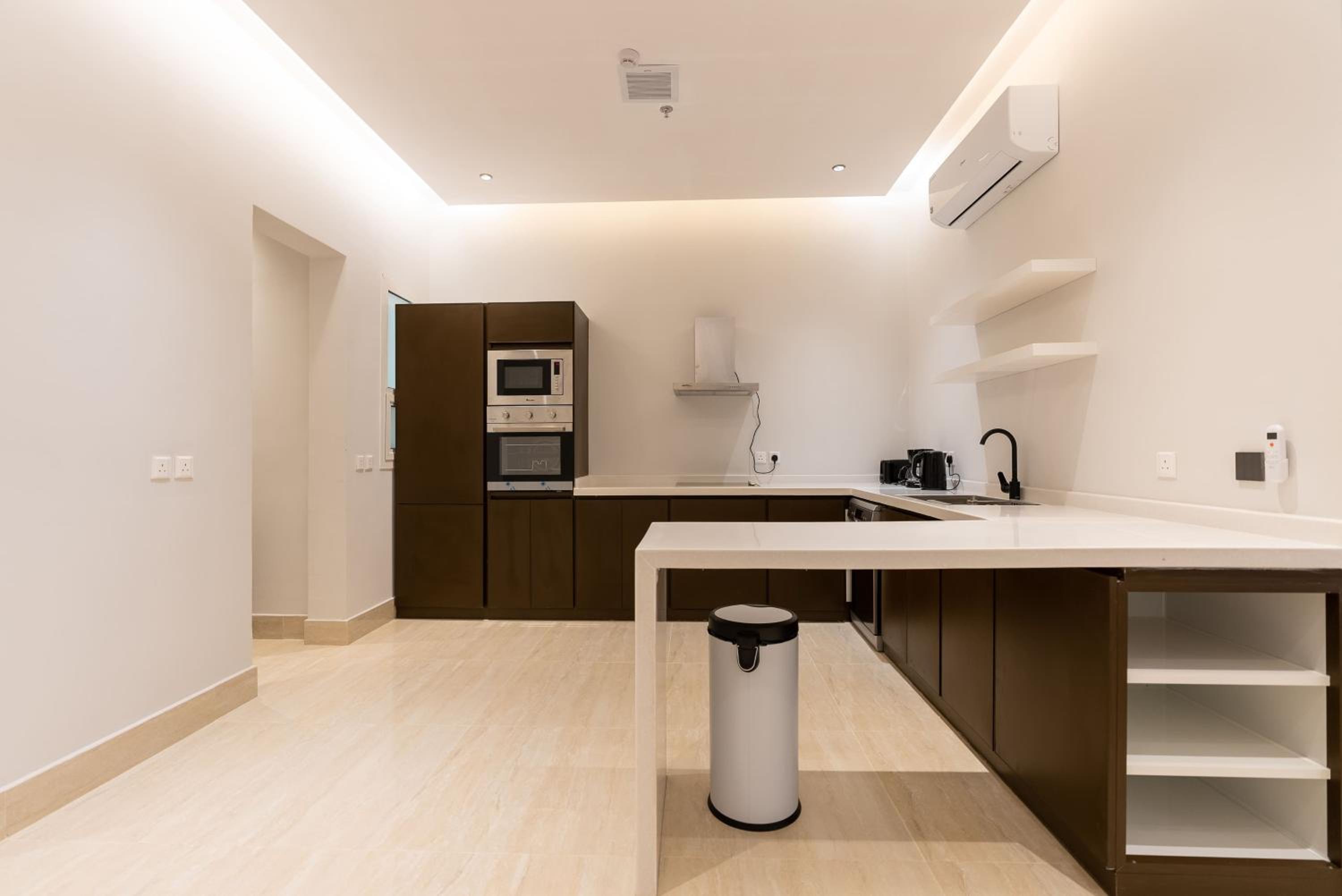 Luxurious 3BR Apartment with Balcony NZL109