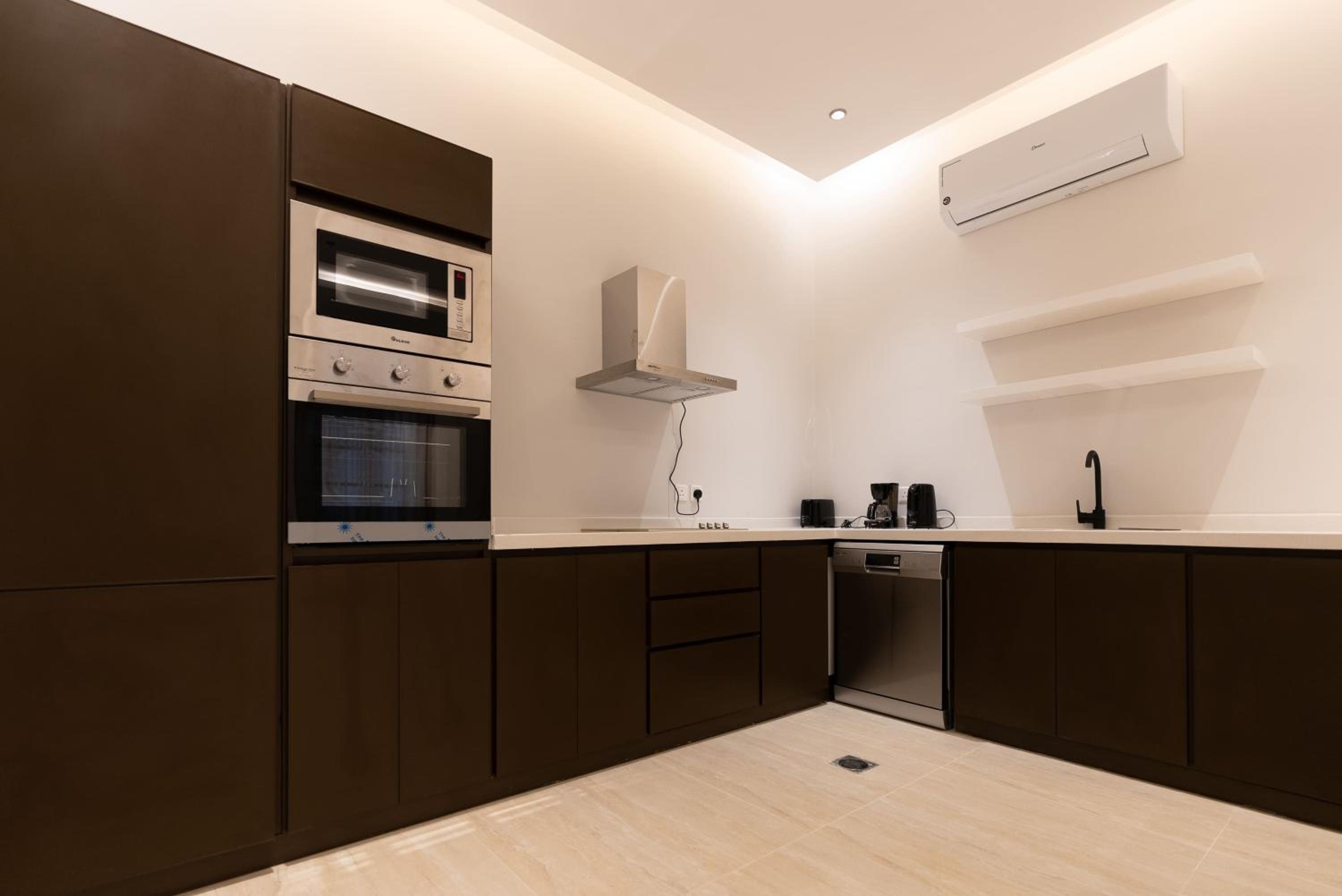 Luxurious 3BR Apartment with Balcony NZL109