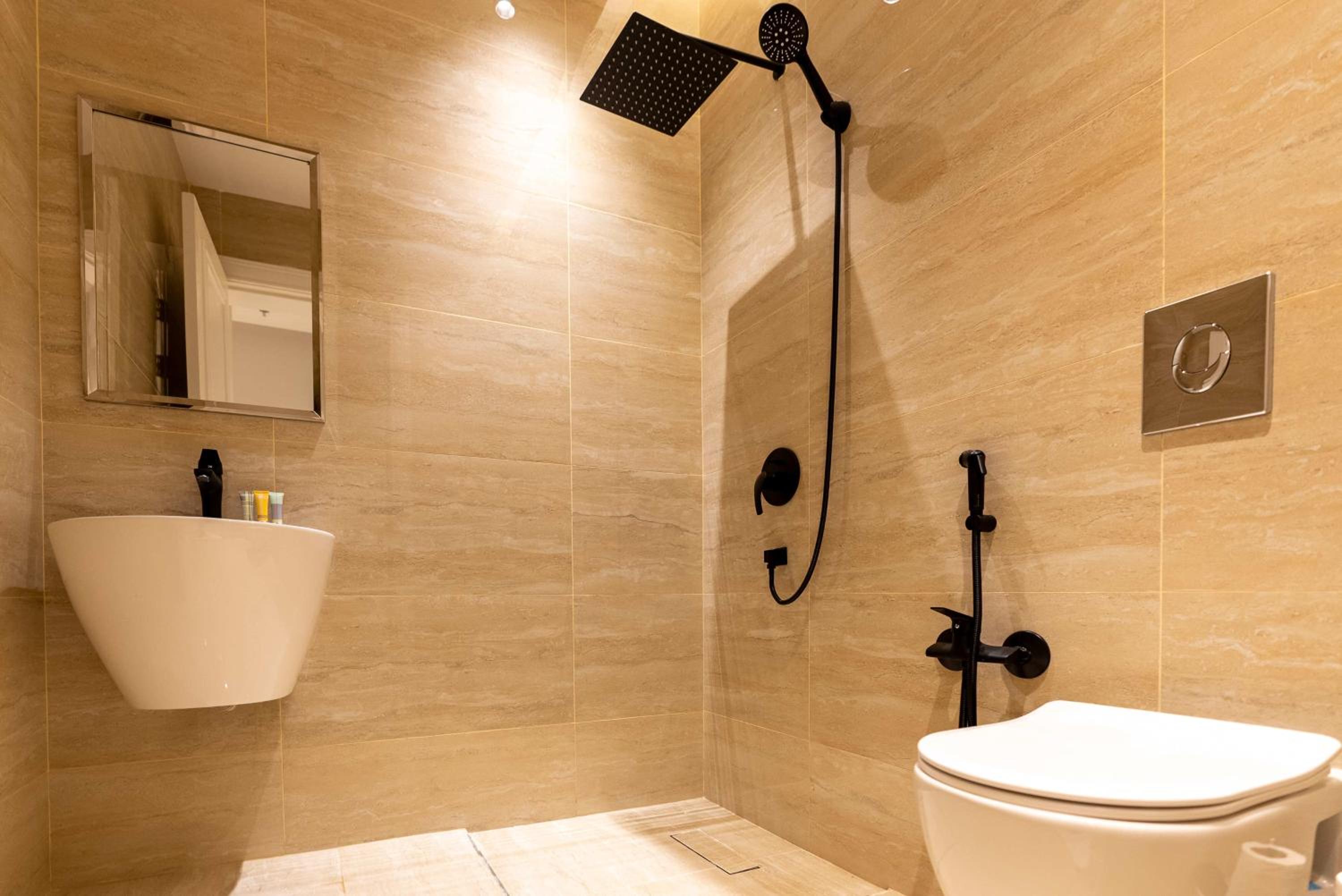 Luxurious 3BR Apartment with Balcony NZL109
