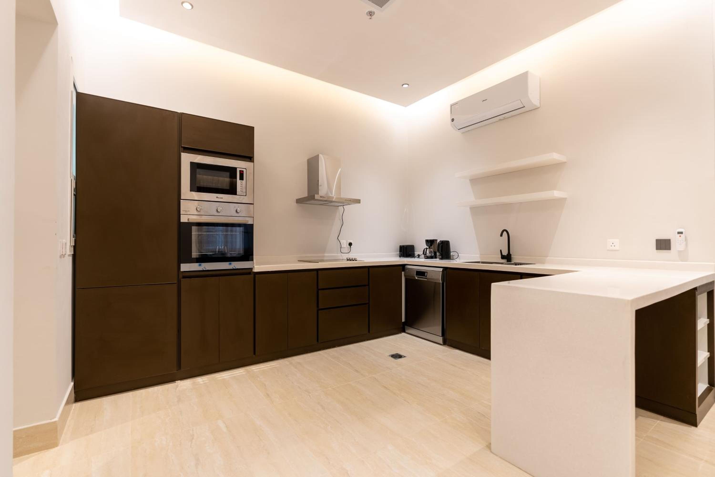 Luxurious 3BR Apartment with Balcony NZL109