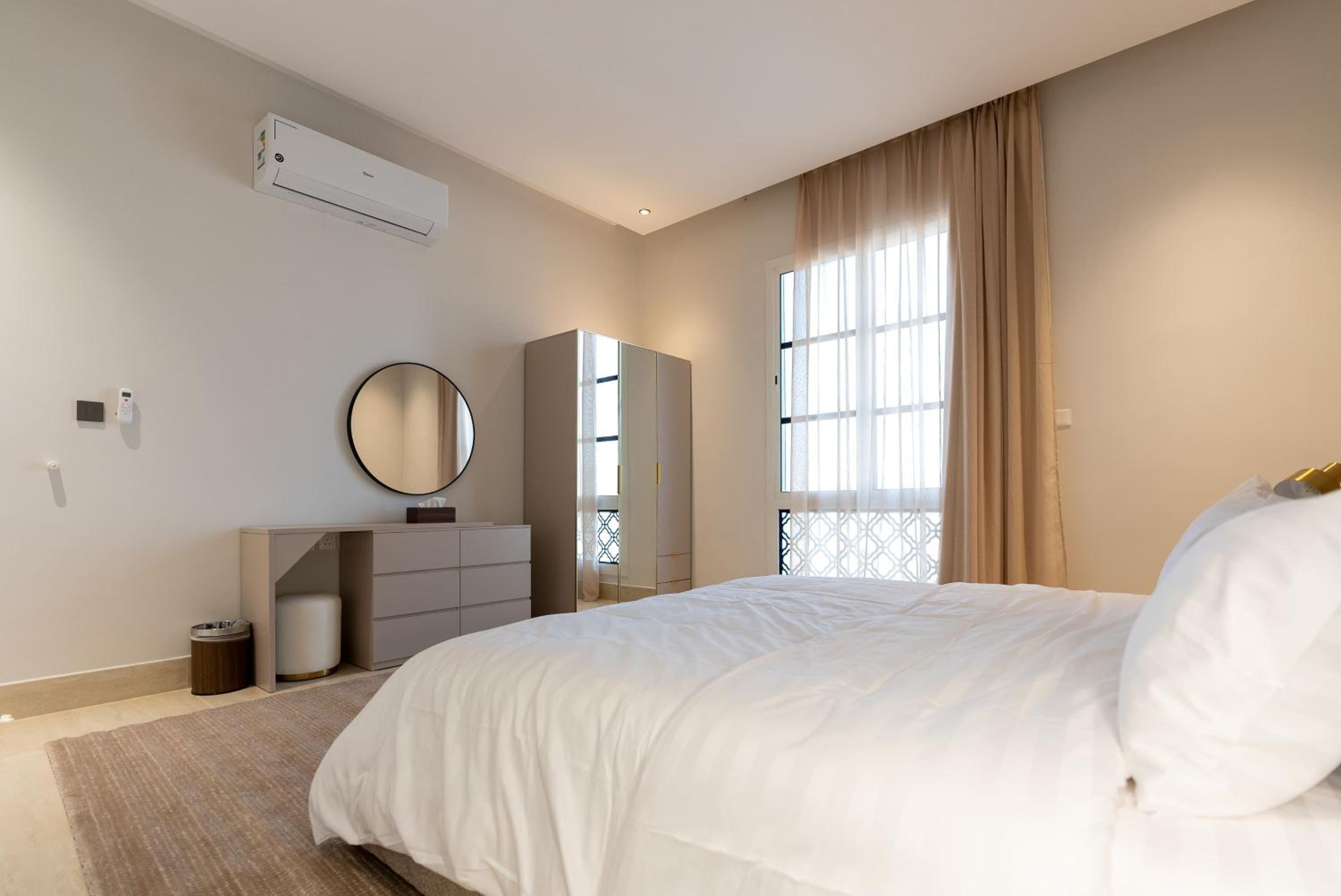Luxurious 3BR Apartment with Balcony NZL109