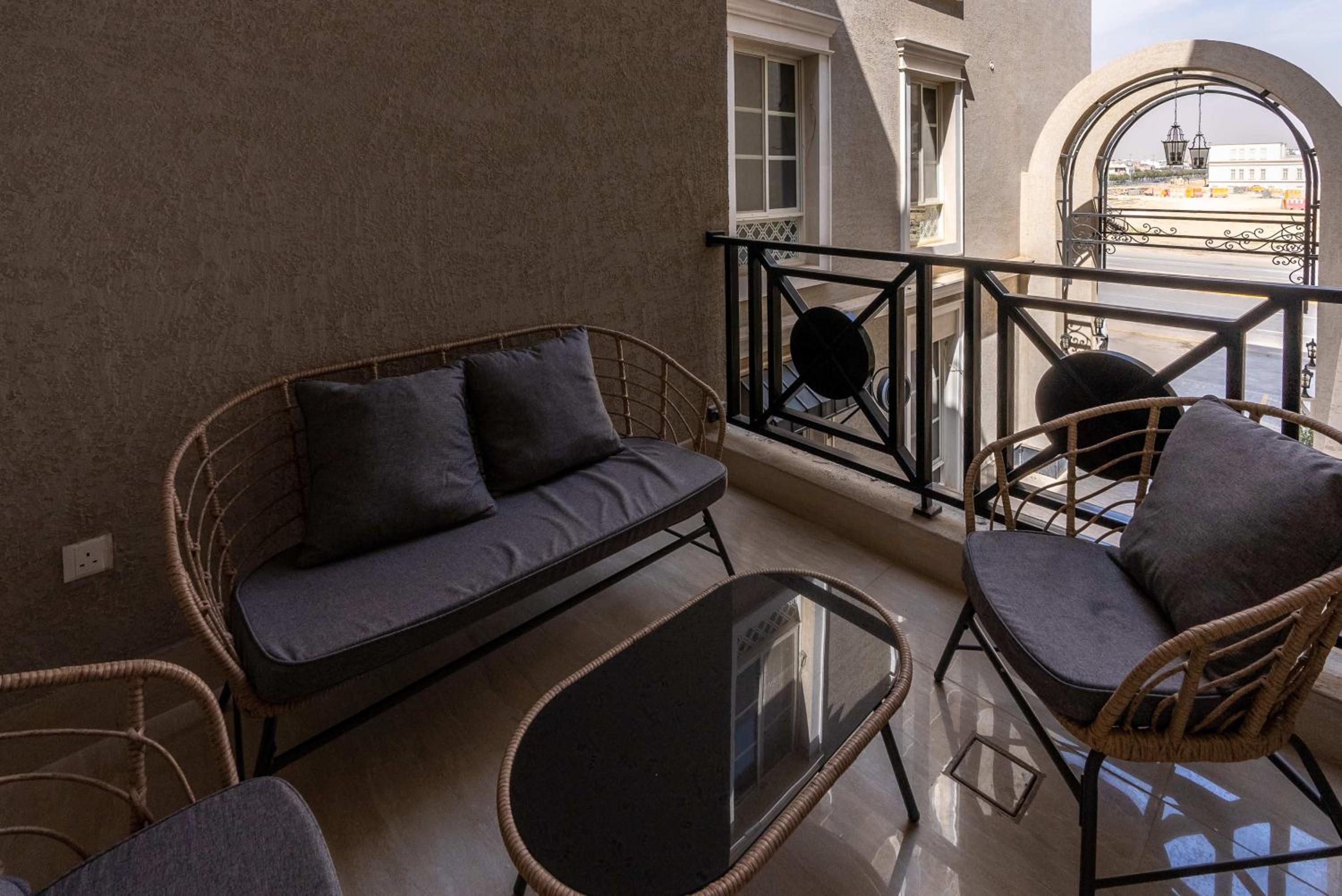 Luxurious 3BR Apartment with Balcony NZL109