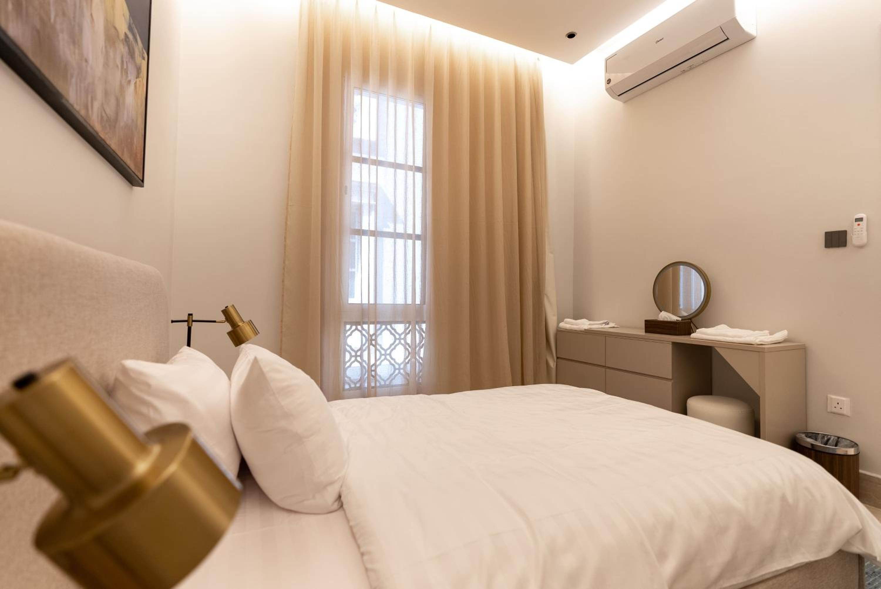 Luxurious 3BR Apartment with Balcony NZL109