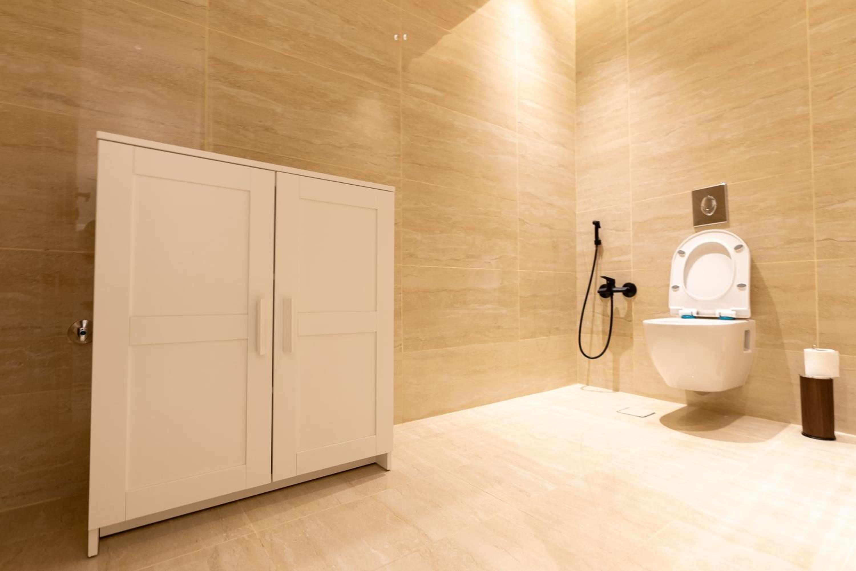 Luxurious 3BR Apartment with Balcony NZL109