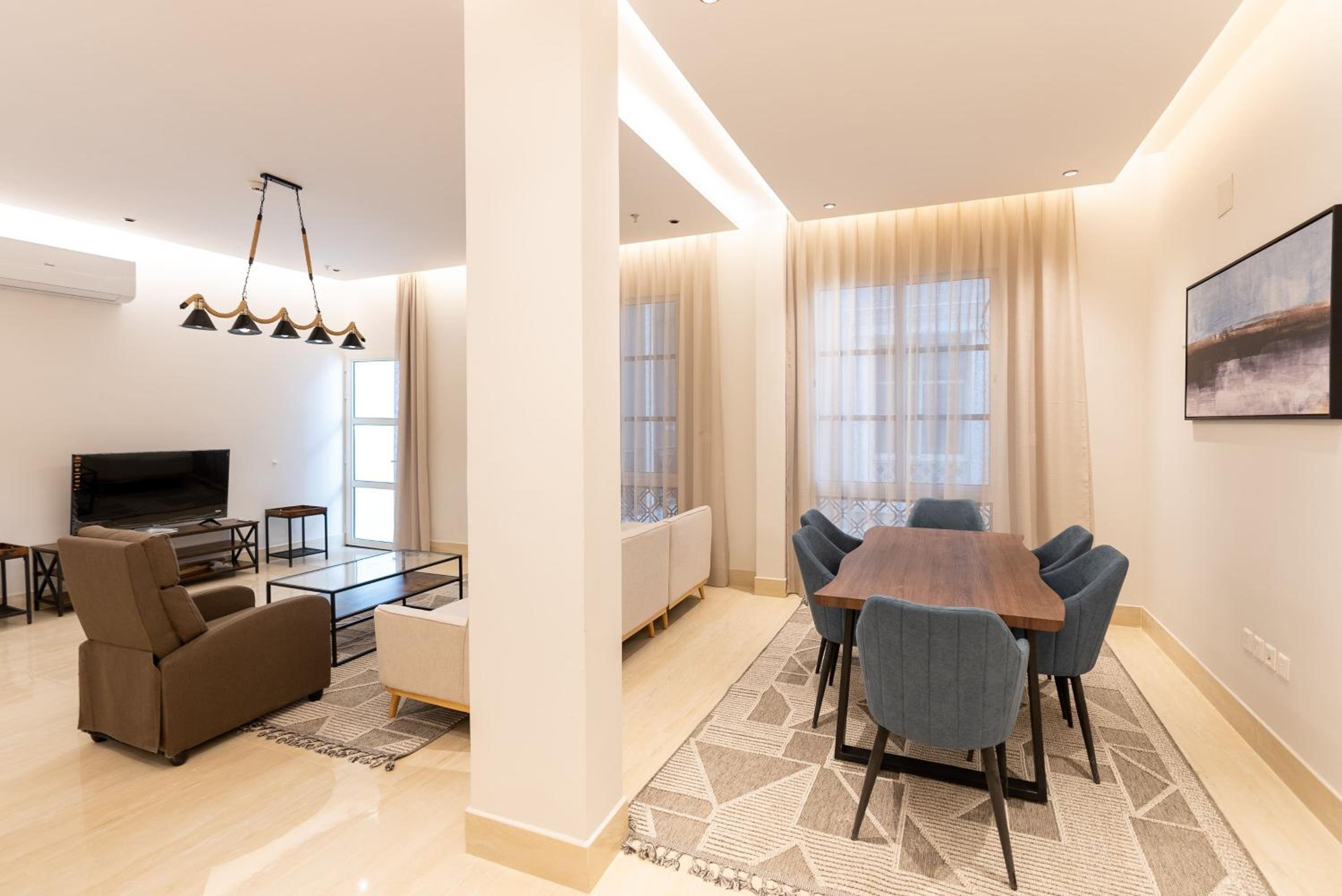Luxurious 3BR Apartment with Balcony NZL109