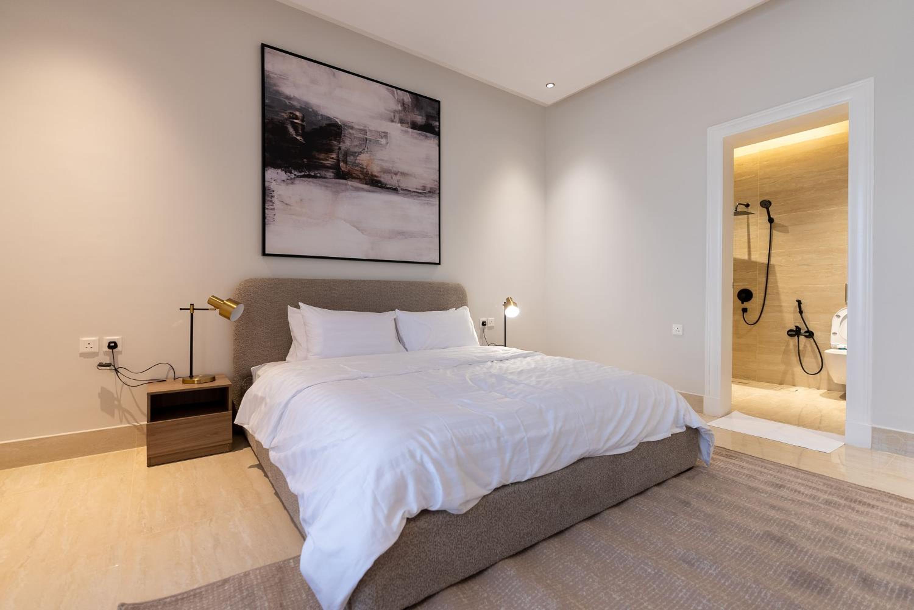 Luxurious 3BR Apartment with Balcony NZL109