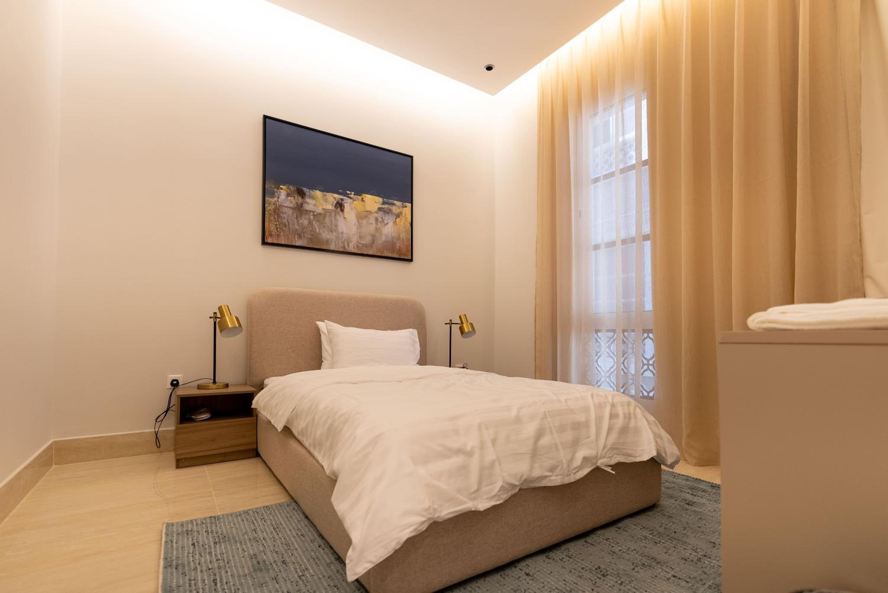Luxurious 3BR Apartment with Balcony NZL109