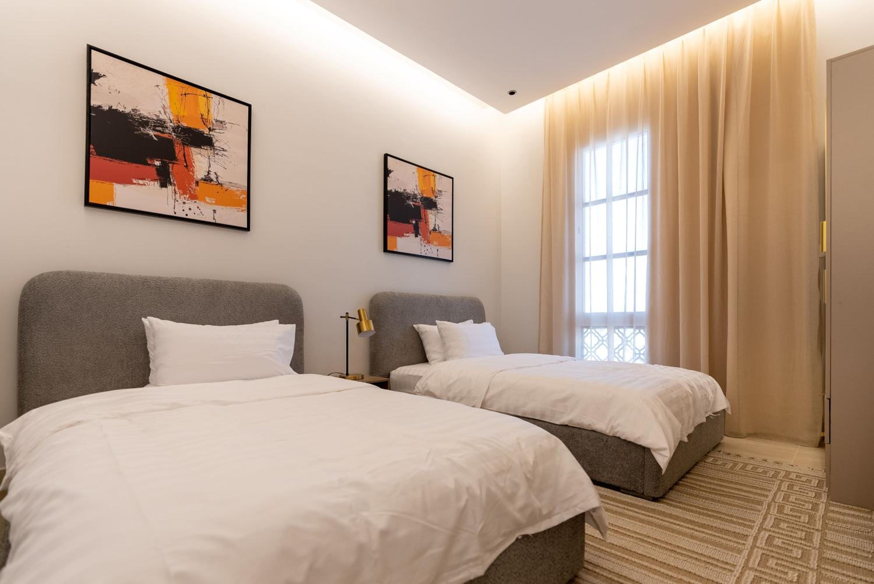 Luxurious 3BR Apartment with Balcony NZL109
