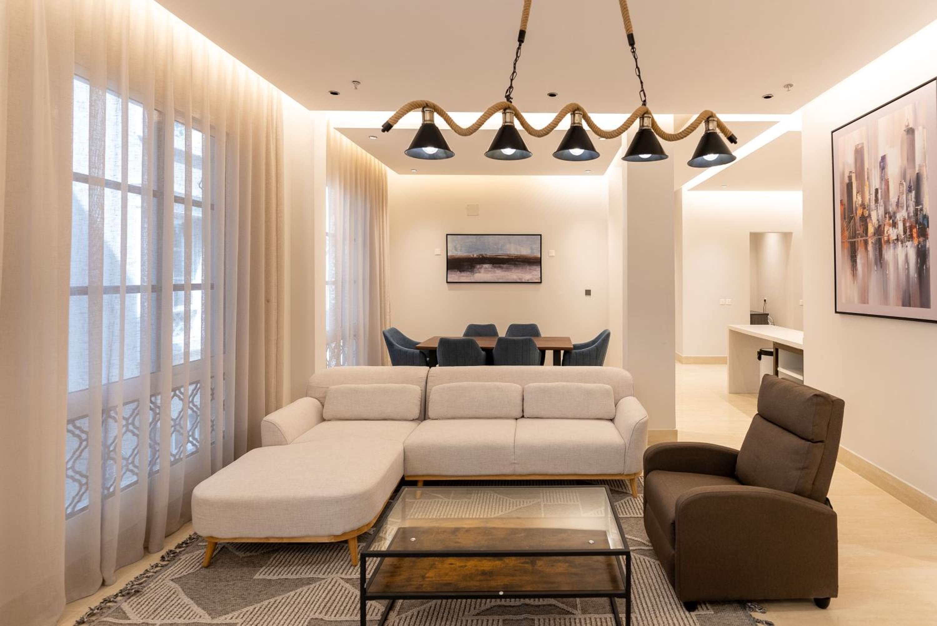 Luxurious 3BR Apartment with Balcony NZL109