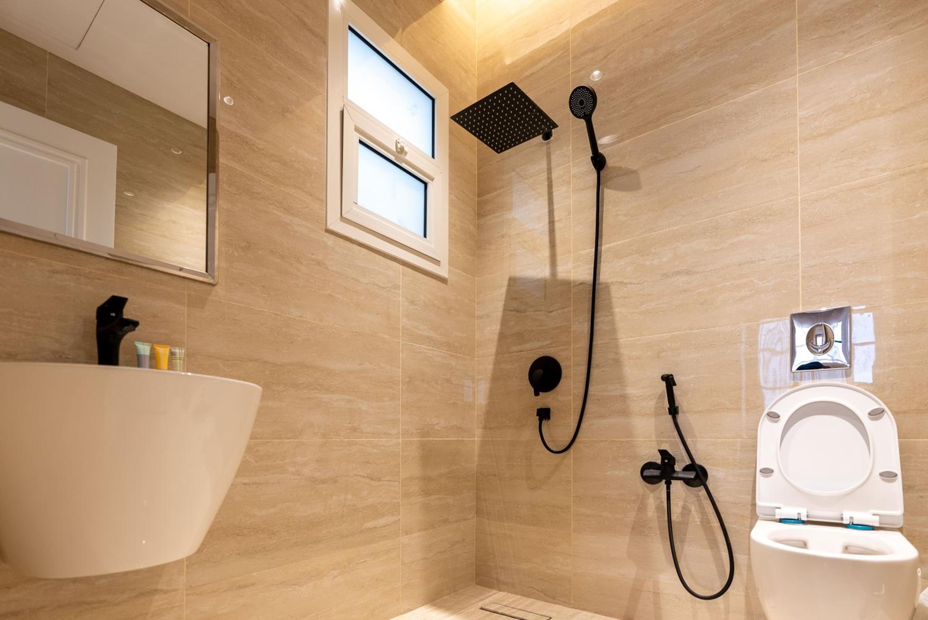 Luxurious 3BR Apartment with Balcony NZL109