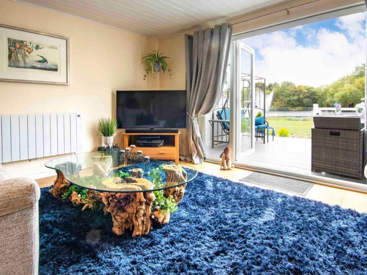 Luxury Kingfisher Lodge, Isis Lake, within the Cotswold Waterpark