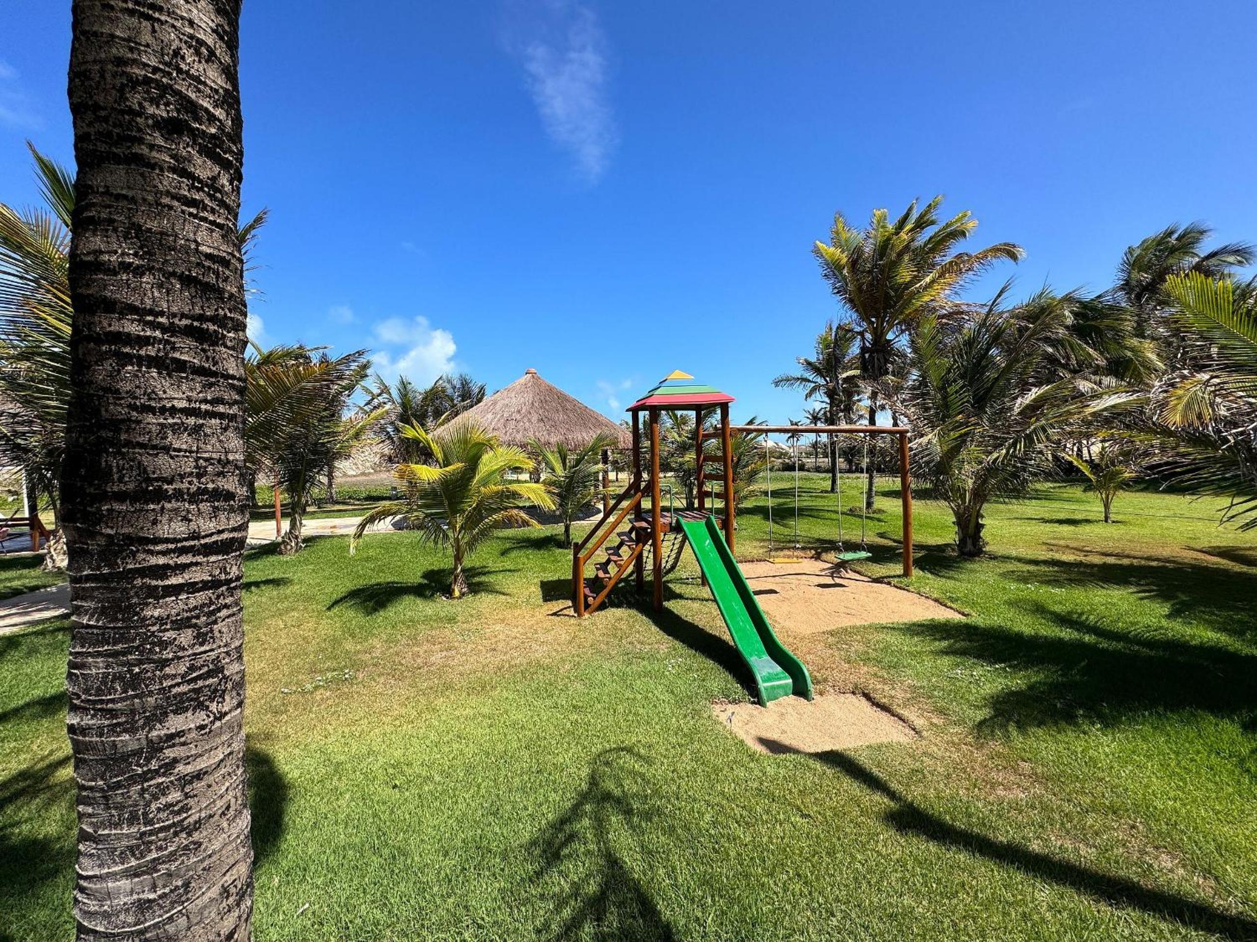 GranSol, Terreo, Pé na areia, 03 qtos, 08 adultos e 02 crianças, a 600m do B PARK