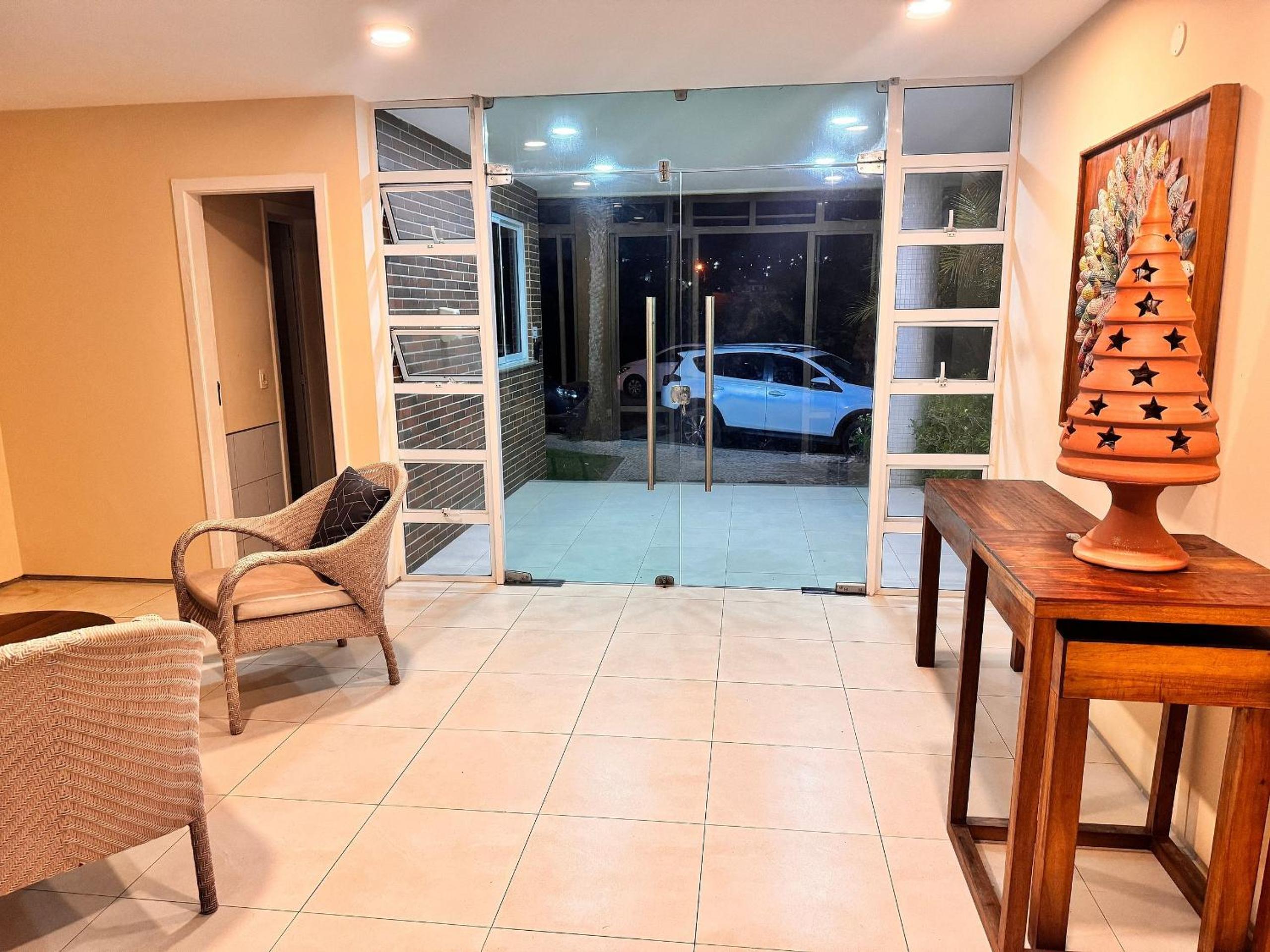 GranSol, Terreo, Pé na areia, 03 qtos, 08 adultos e 02 crianças, a 600m do B PARK