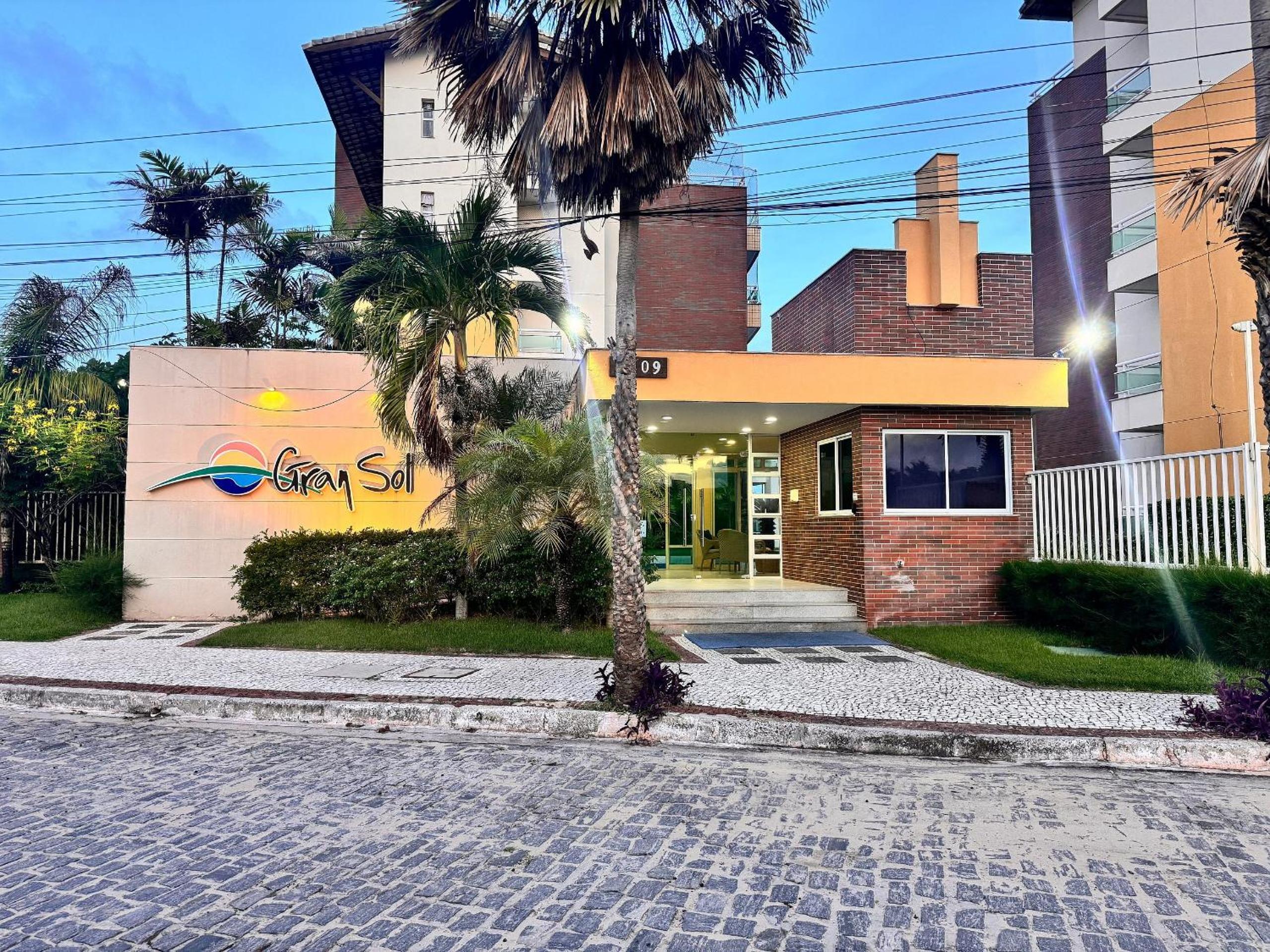 GranSol, Terreo, Pé na areia, 03 qtos, 08 adultos e 02 crianças, a 600m do B PARK