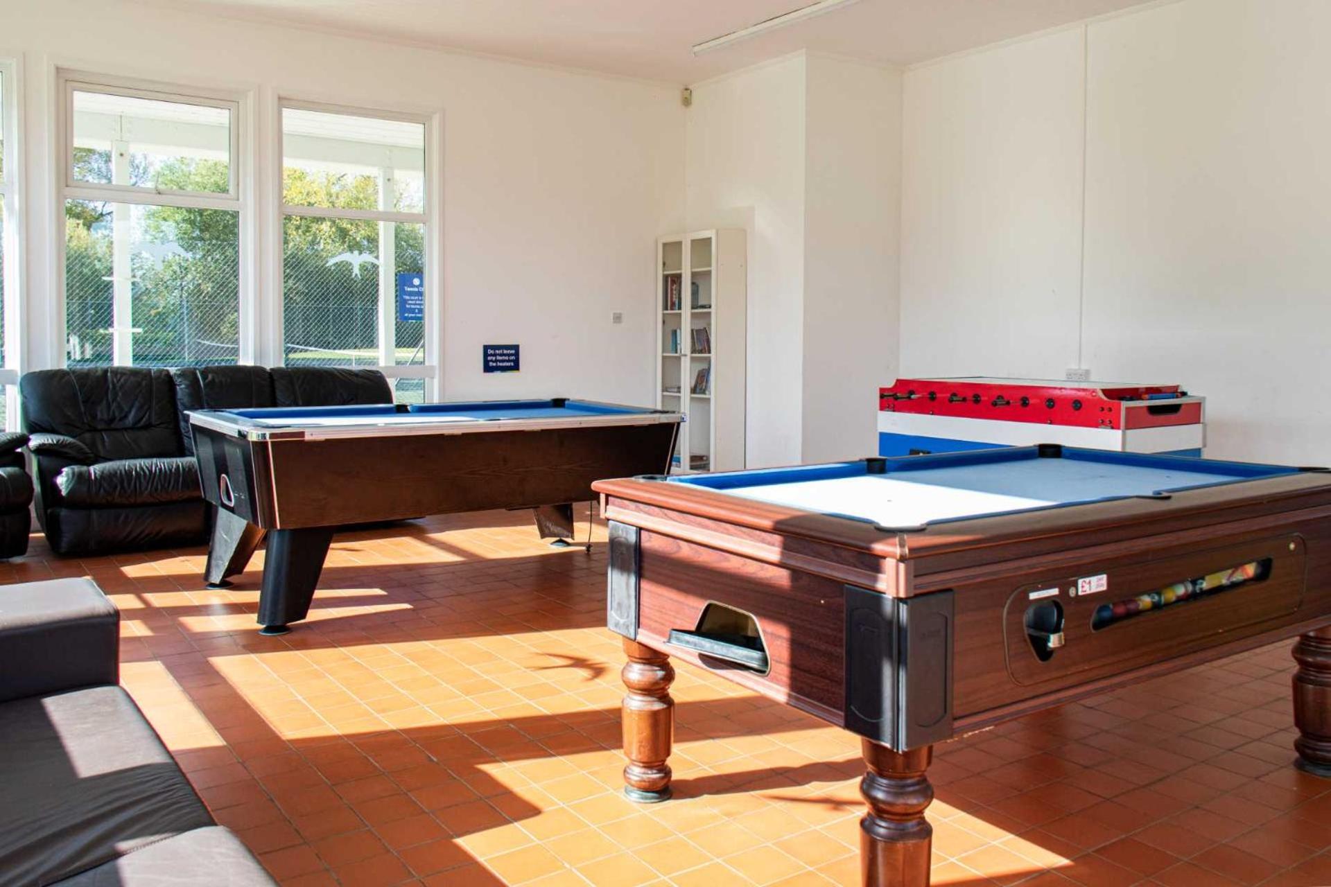 Luxury Kingfisher Lodge, Isis Lake, within the Cotswold Waterpark