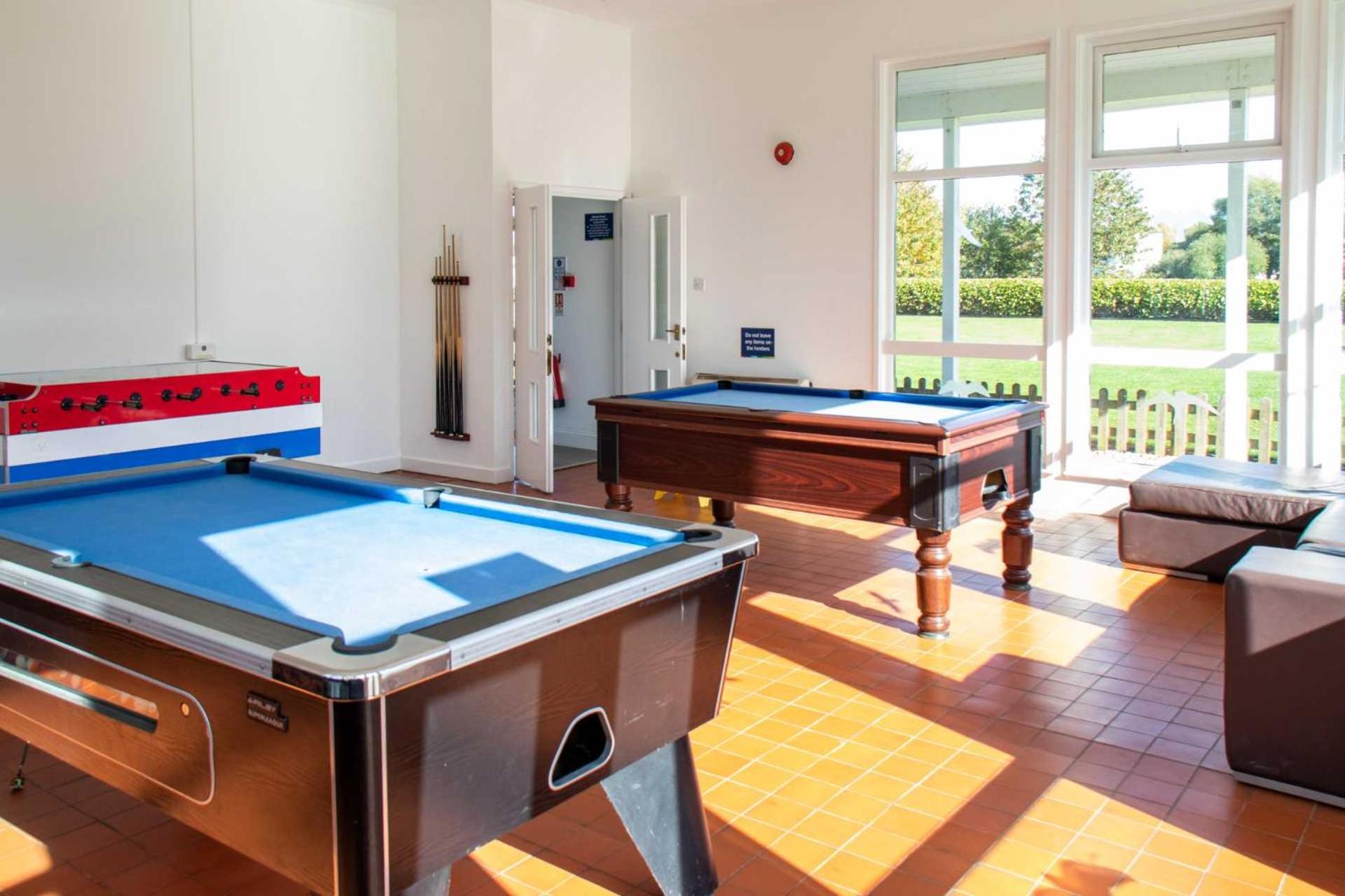 Luxury Kingfisher Lodge, Isis Lake, within the Cotswold Waterpark