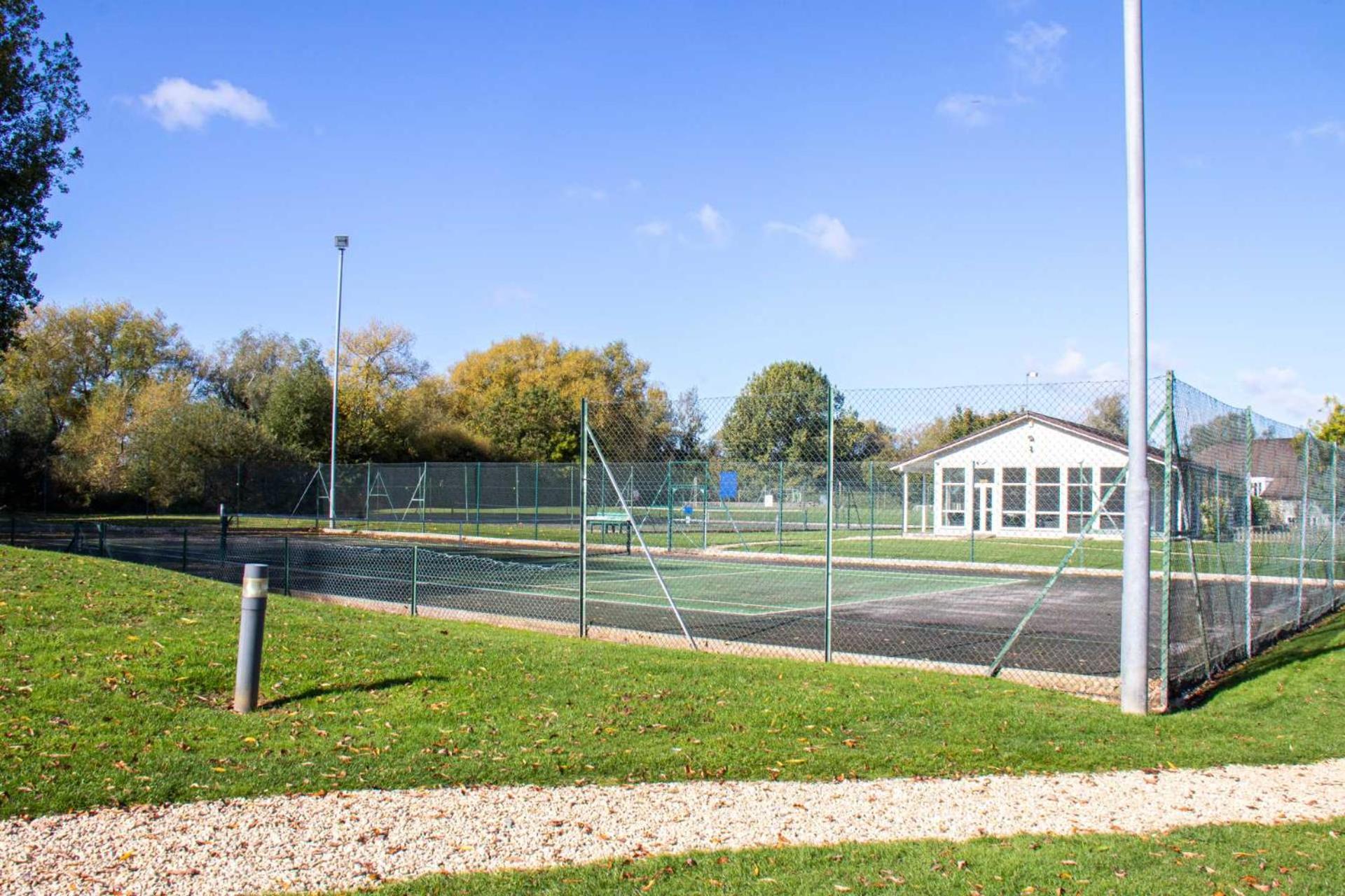 Luxury Kingfisher Lodge, Isis Lake, within the Cotswold Waterpark