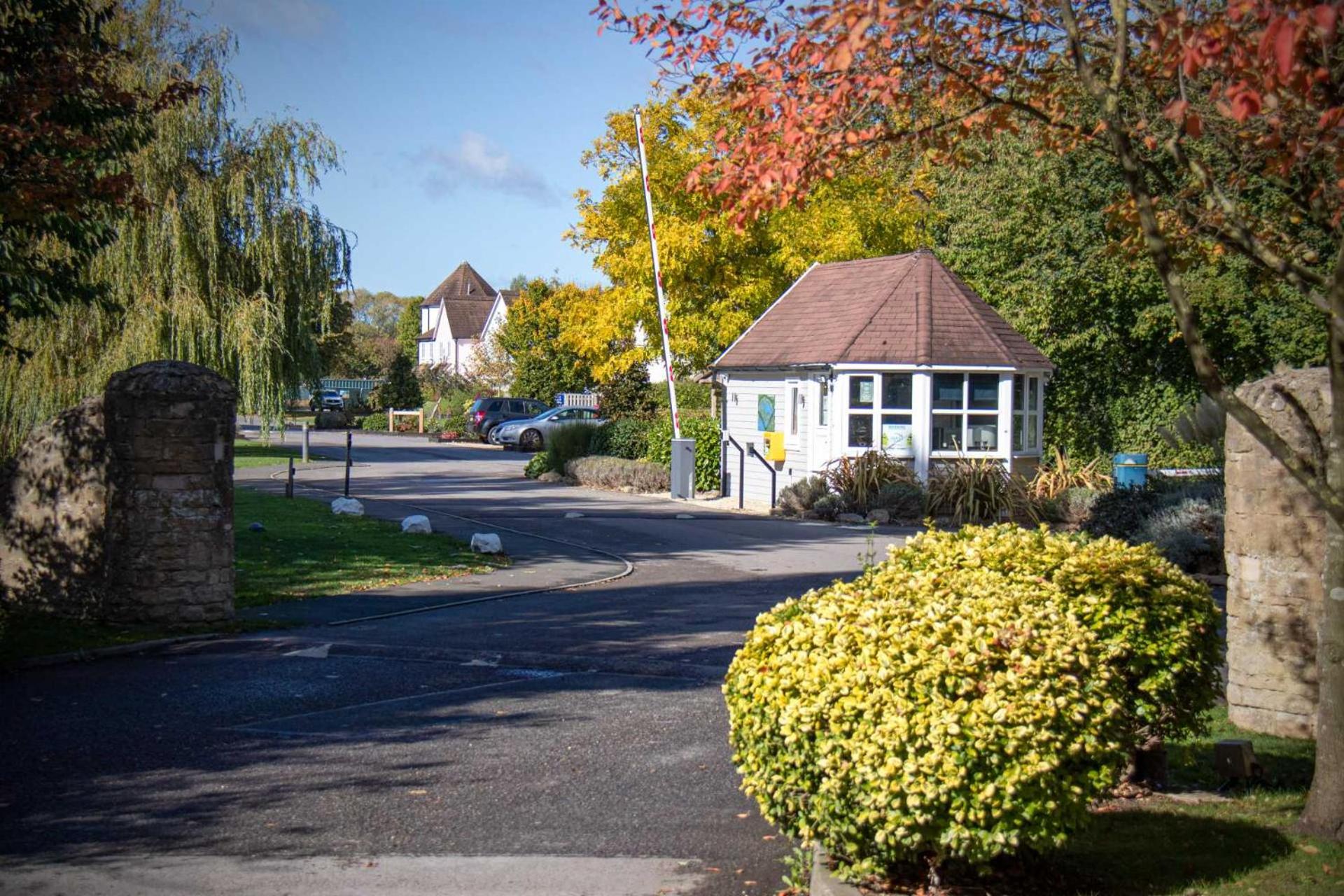 Luxury Kingfisher Lodge, Isis Lake, within the Cotswold Waterpark
