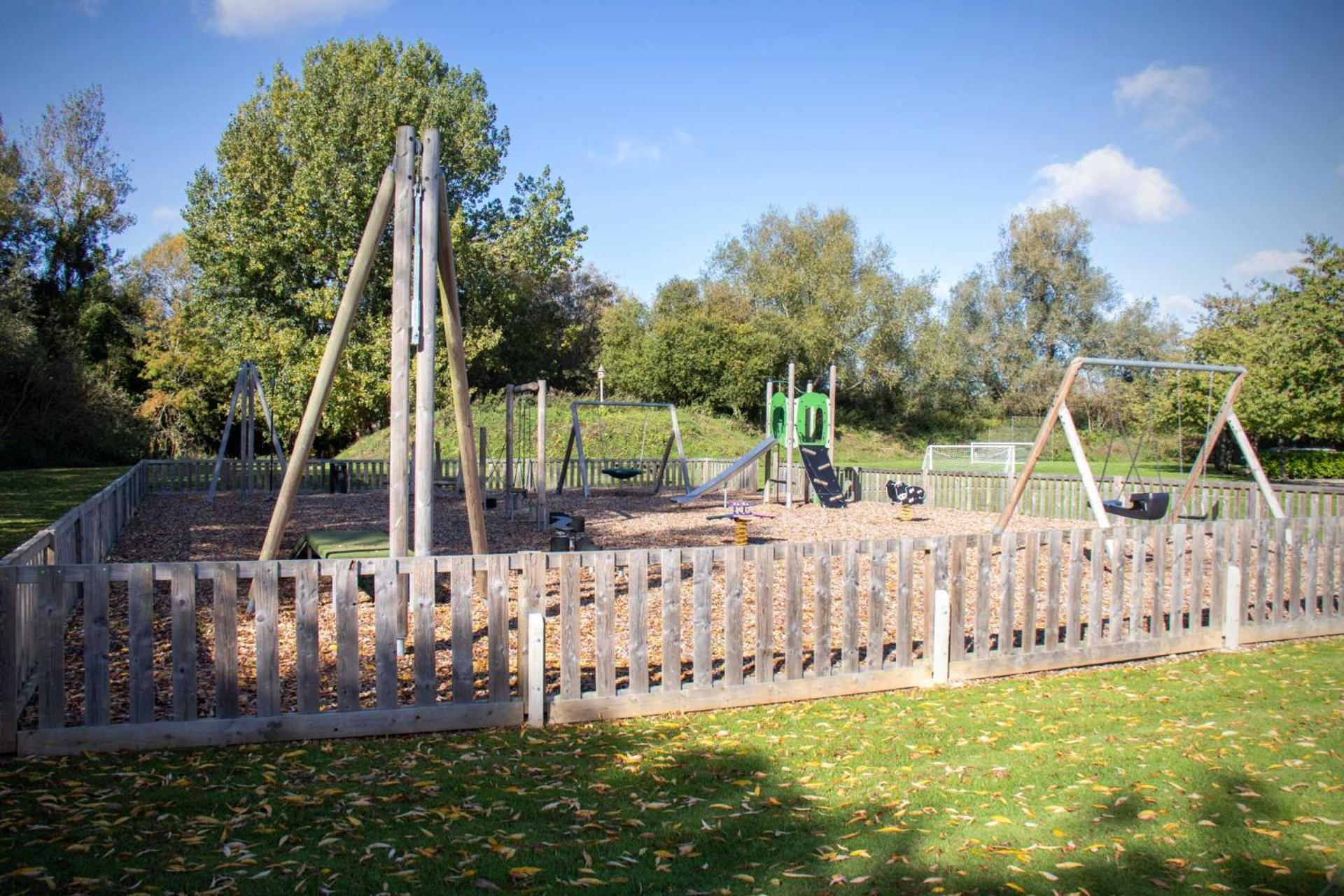 Luxury Kingfisher Lodge, Isis Lake, within the Cotswold Waterpark