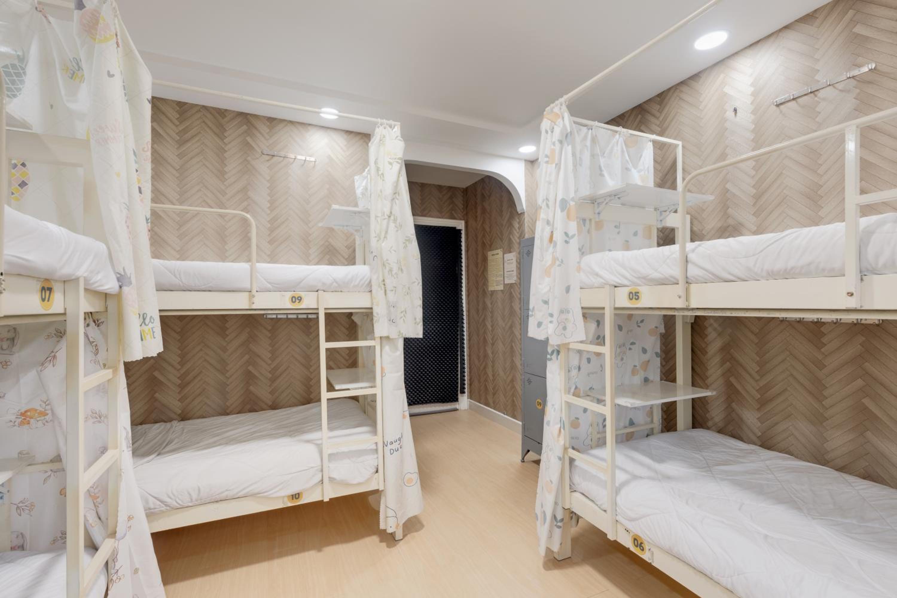 Saigon Authentic Hostel - Local Vibes, City Tours, Cooking Dinner, Evening Streetfood, Free Menu Breakfast, Gym & Rooftop