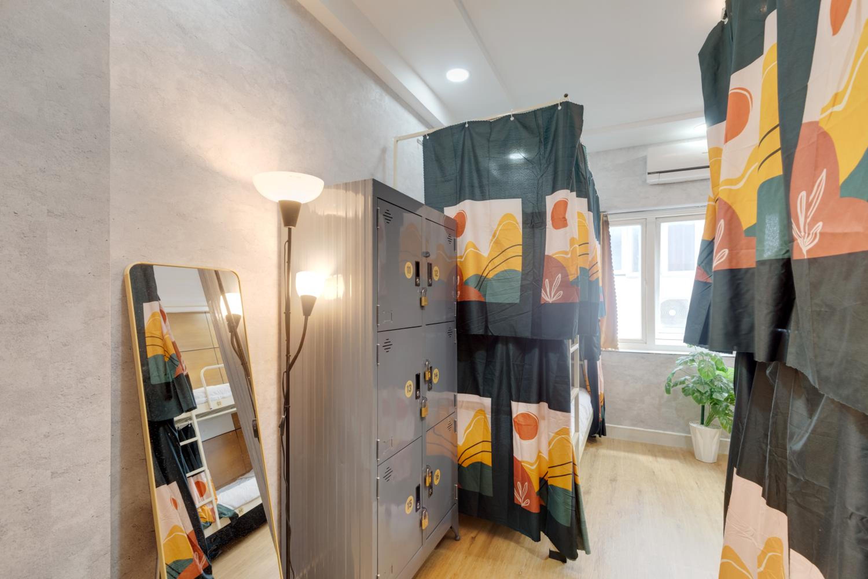 Saigon Authentic Hostel - Local Vibes, City Tours, Cooking Dinner, Evening Streetfood, Free Menu Breakfast, Gym & Rooftop