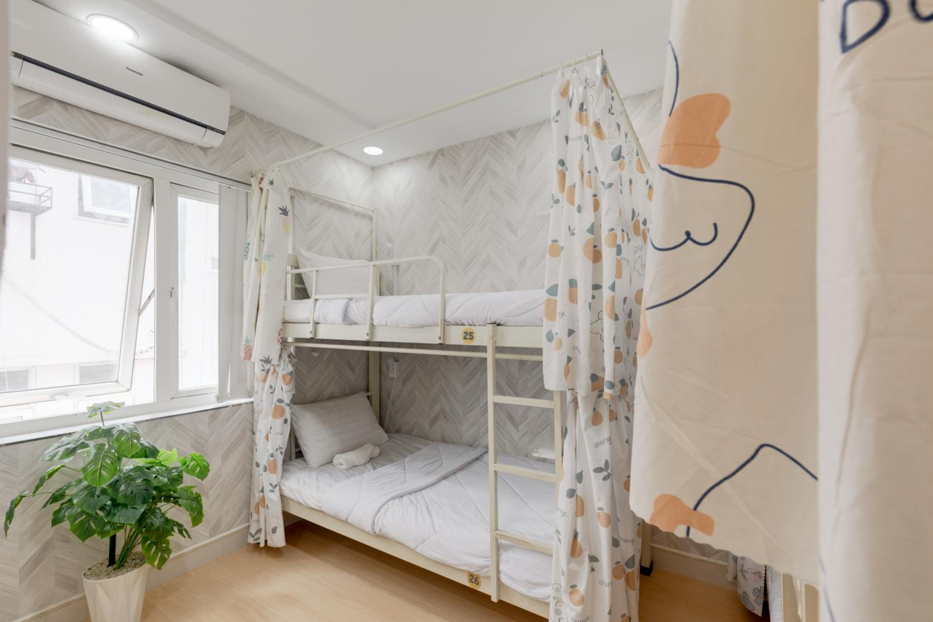 Saigon Authentic Hostel - Local Vibes, City Tours, Cooking Dinner, Evening Streetfood, Free Menu Breakfast, Gym & Rooftop