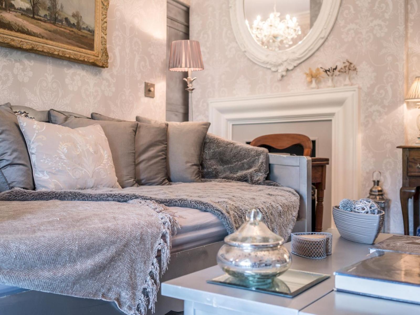 Beautifully decorated, elegant apartment near town - Pass the Keys view 3
