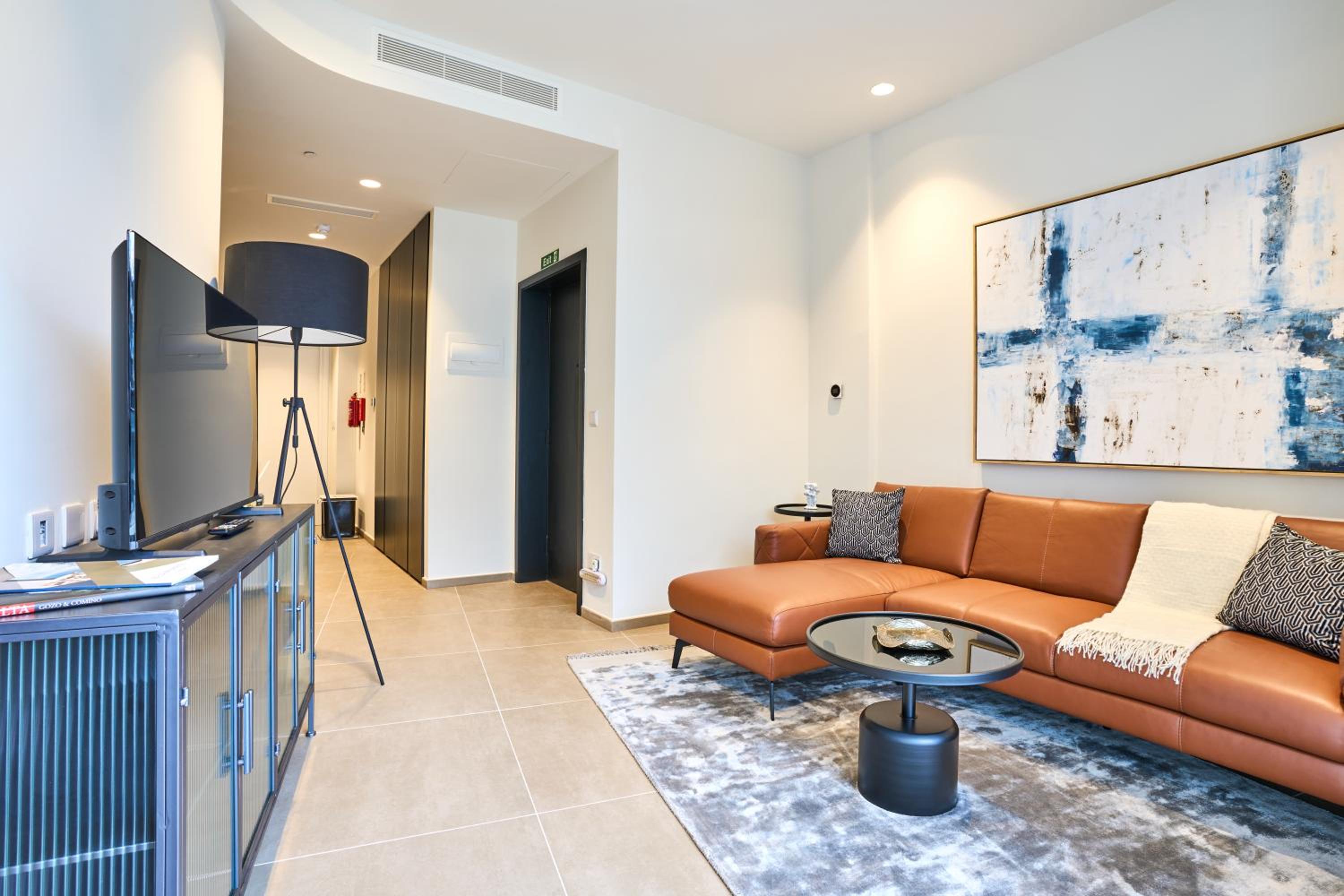 Cosy One-Bedroom Apartment in Mercury Tower by Zaha Hadid photo 5