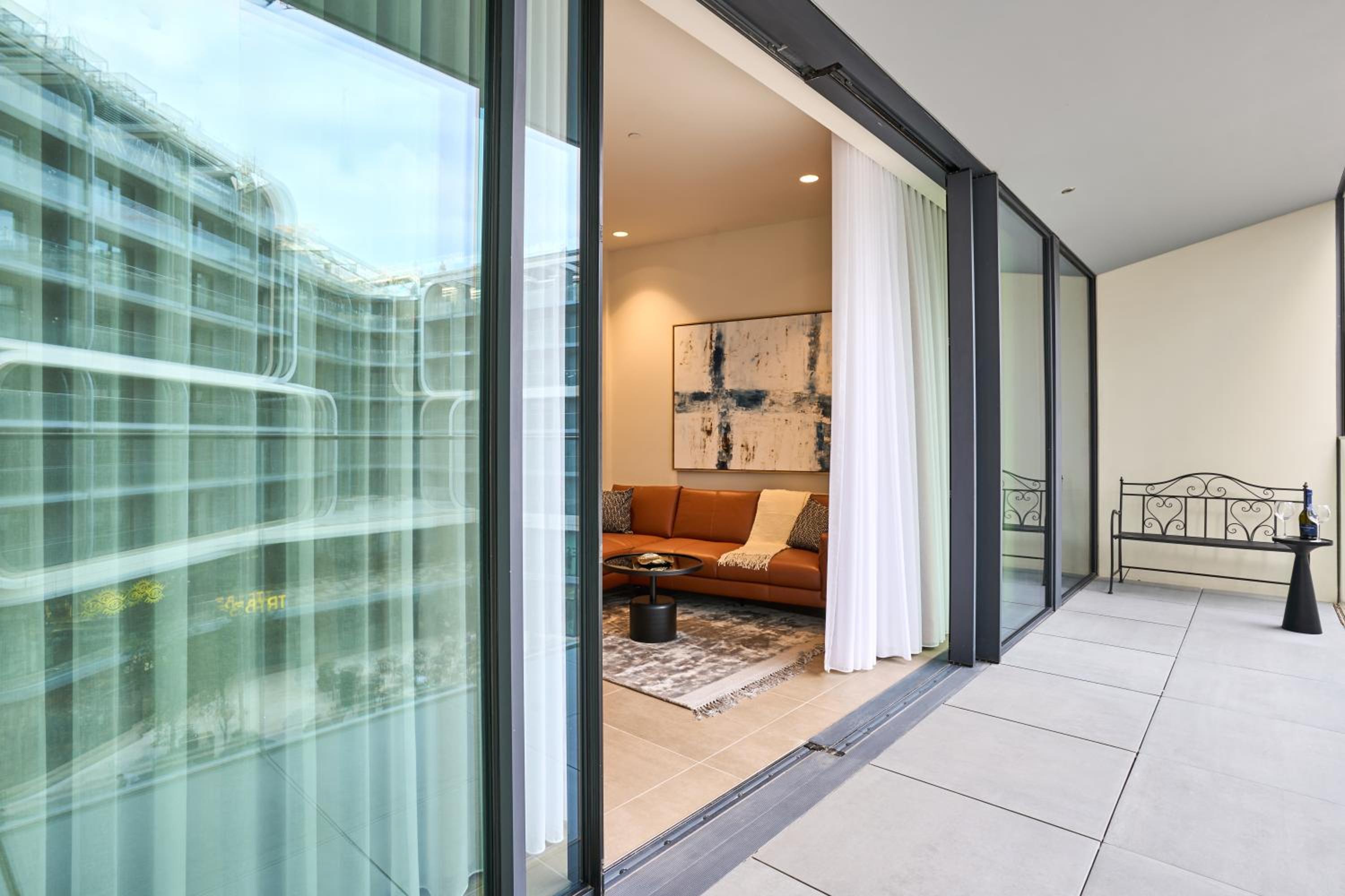 Cosy One-Bedroom Apartment in Mercury Tower by Zaha Hadid photo 2
