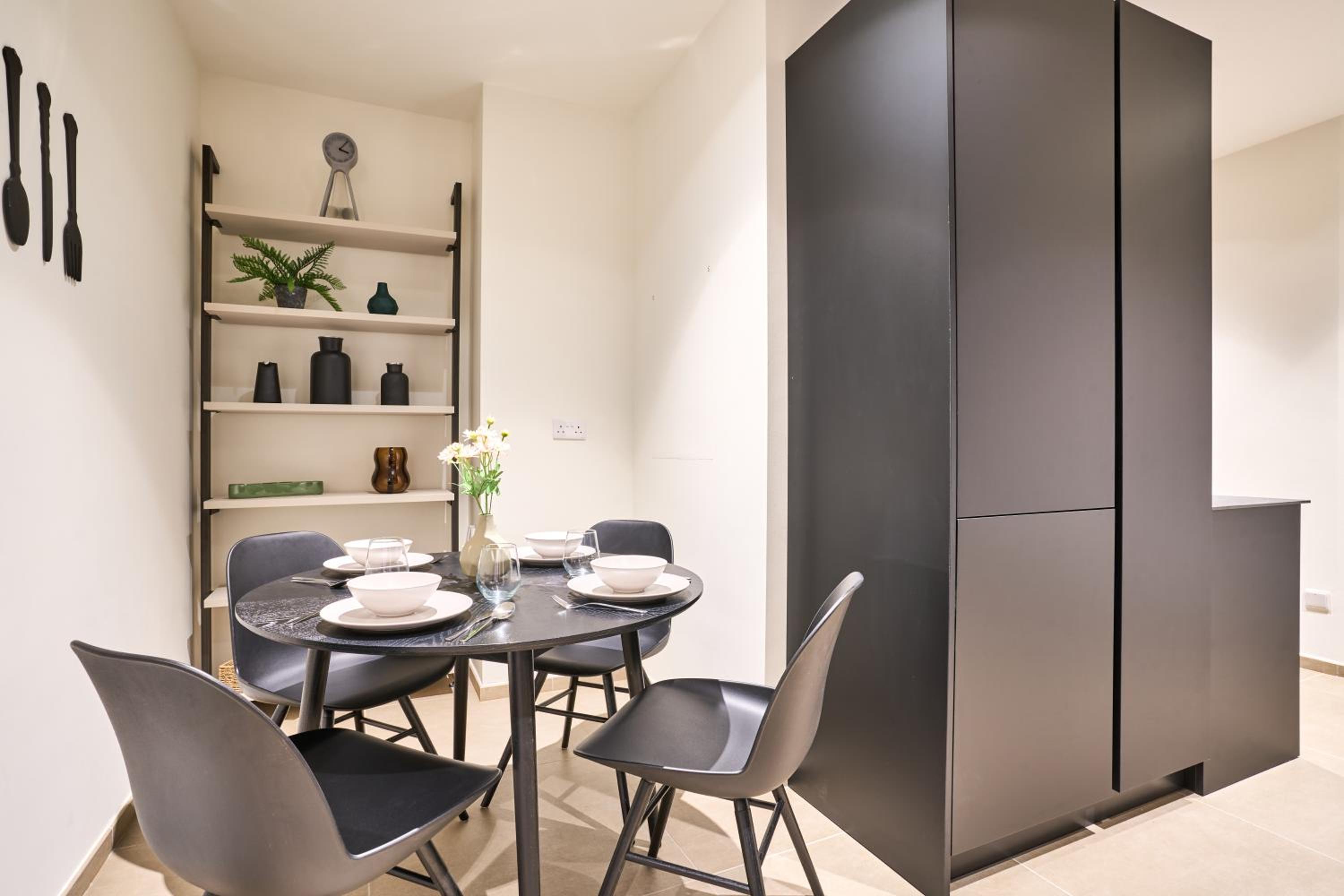 Cosy One-Bedroom Apartment in Mercury Tower by Zaha Hadid photo 5