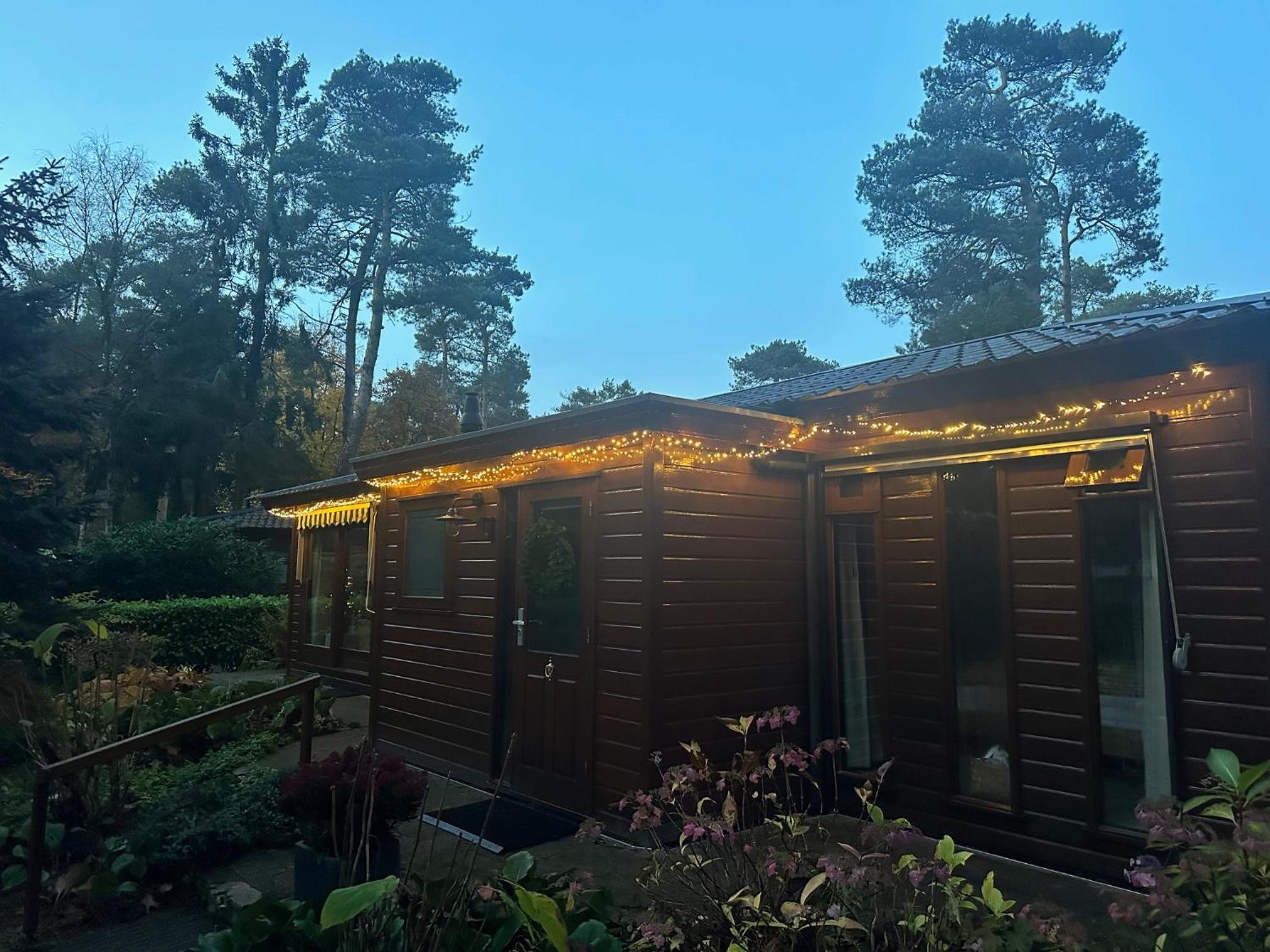 StayatSas Pippa, Luxe Boshuis met Grote Omheinde Tuin aan Vijver