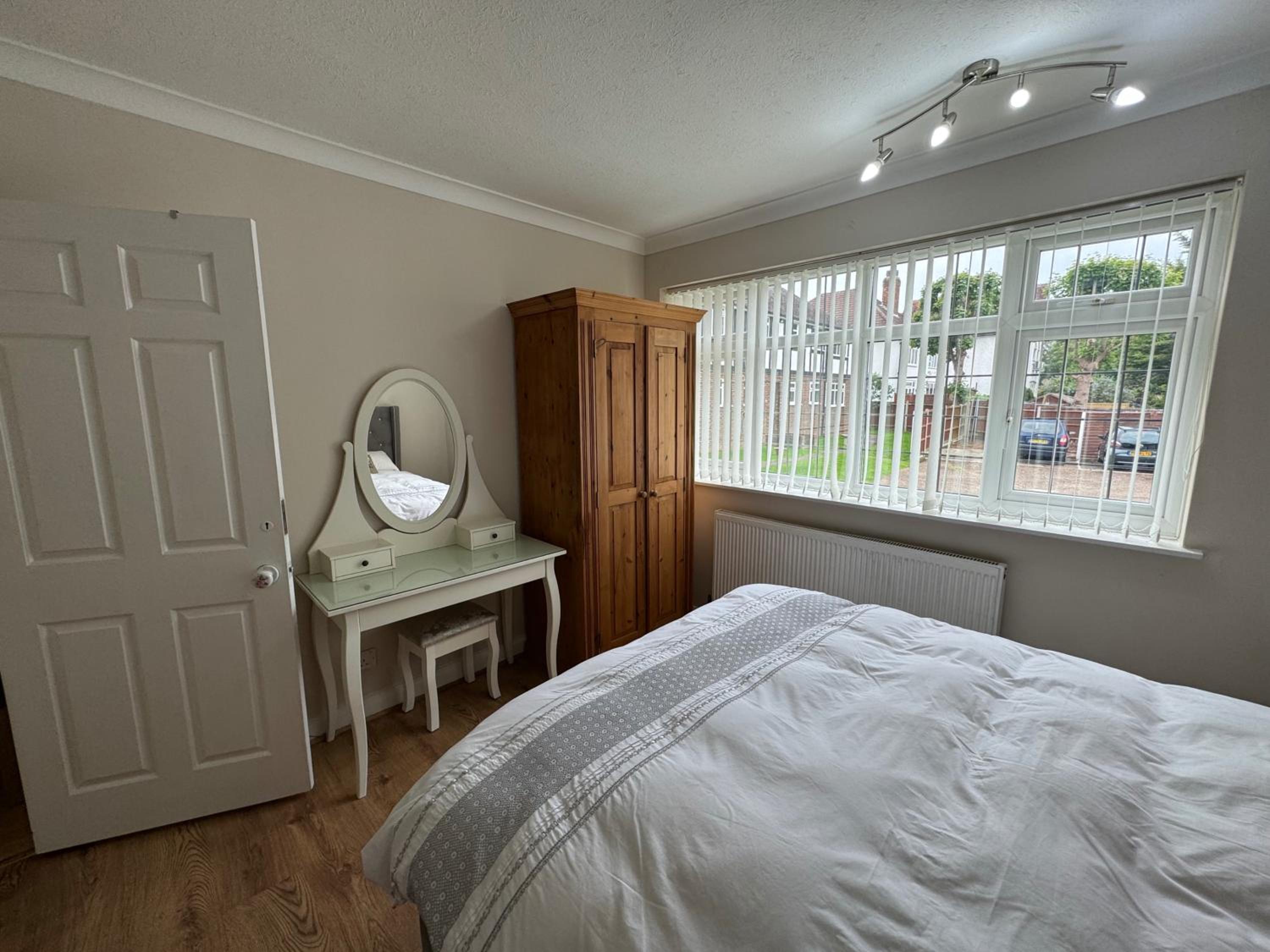 Lovely 2 Bedrooms flat in south Sutton view 5