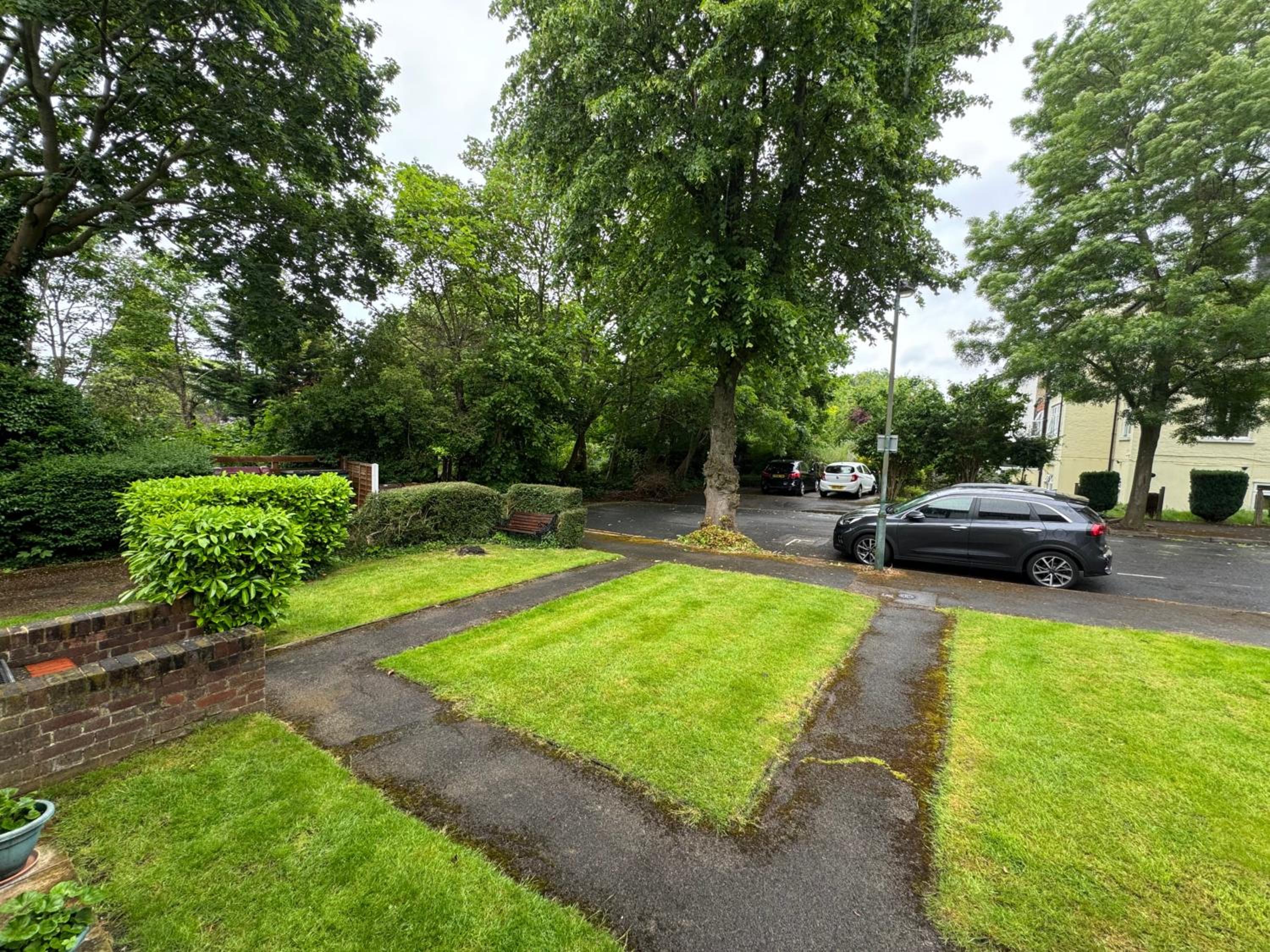 Lovely 2 Bedrooms flat in south Sutton view 2
