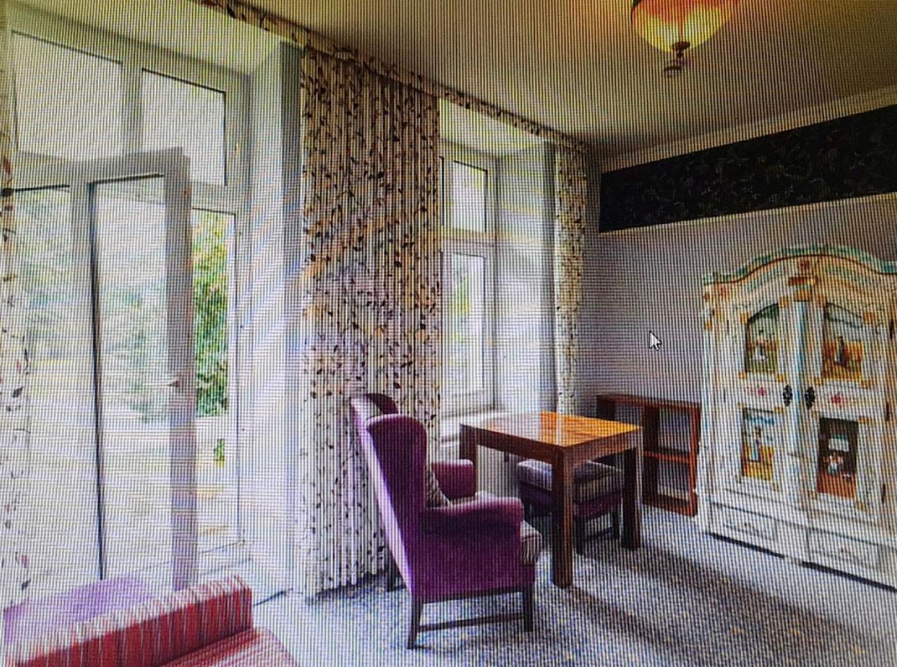 Zentrale Ferienwohnung im Kurparkhotel Parkplatz und Balkon