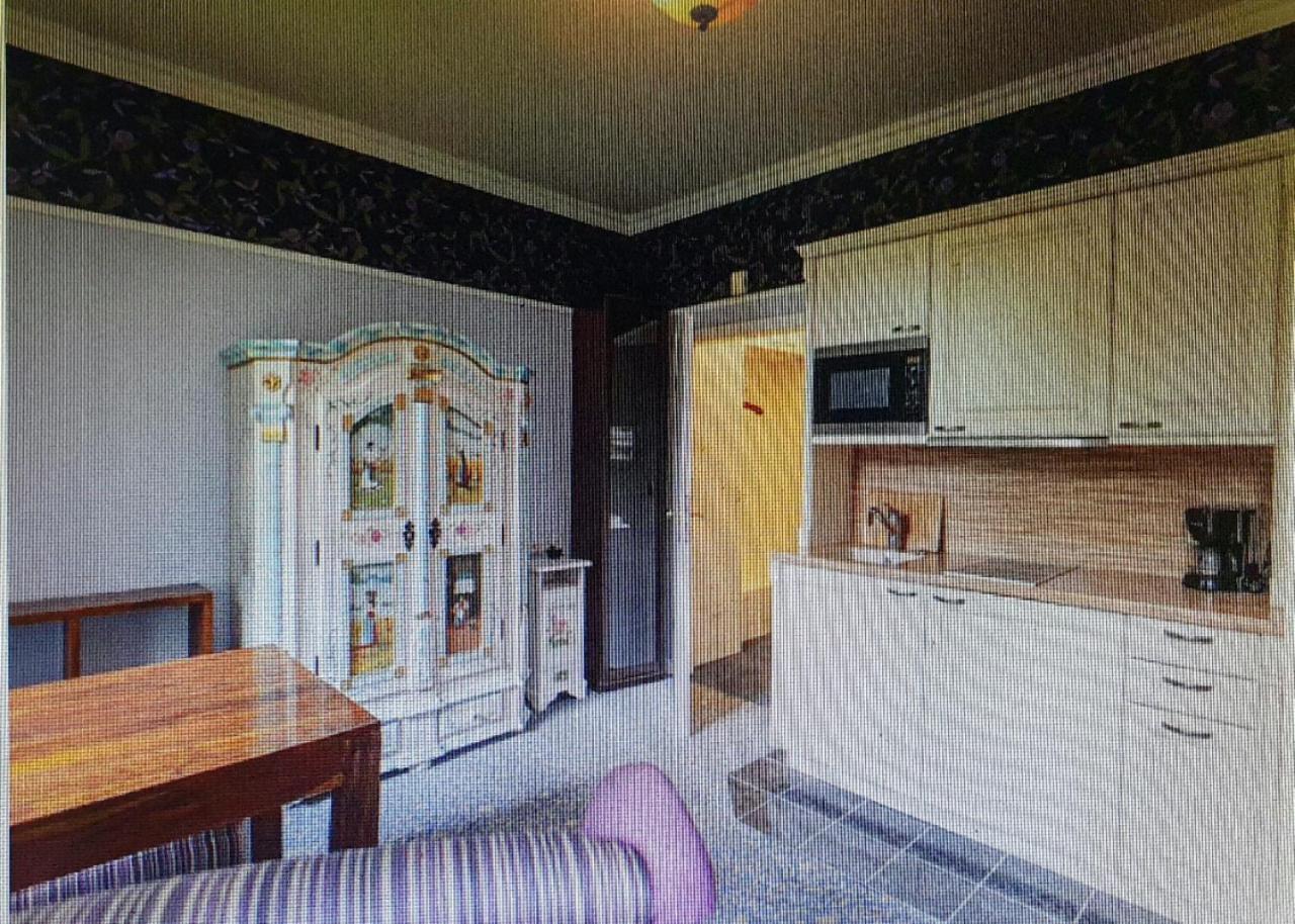 Zentrale Ferienwohnung im Kurparkhotel Parkplatz und Balkon