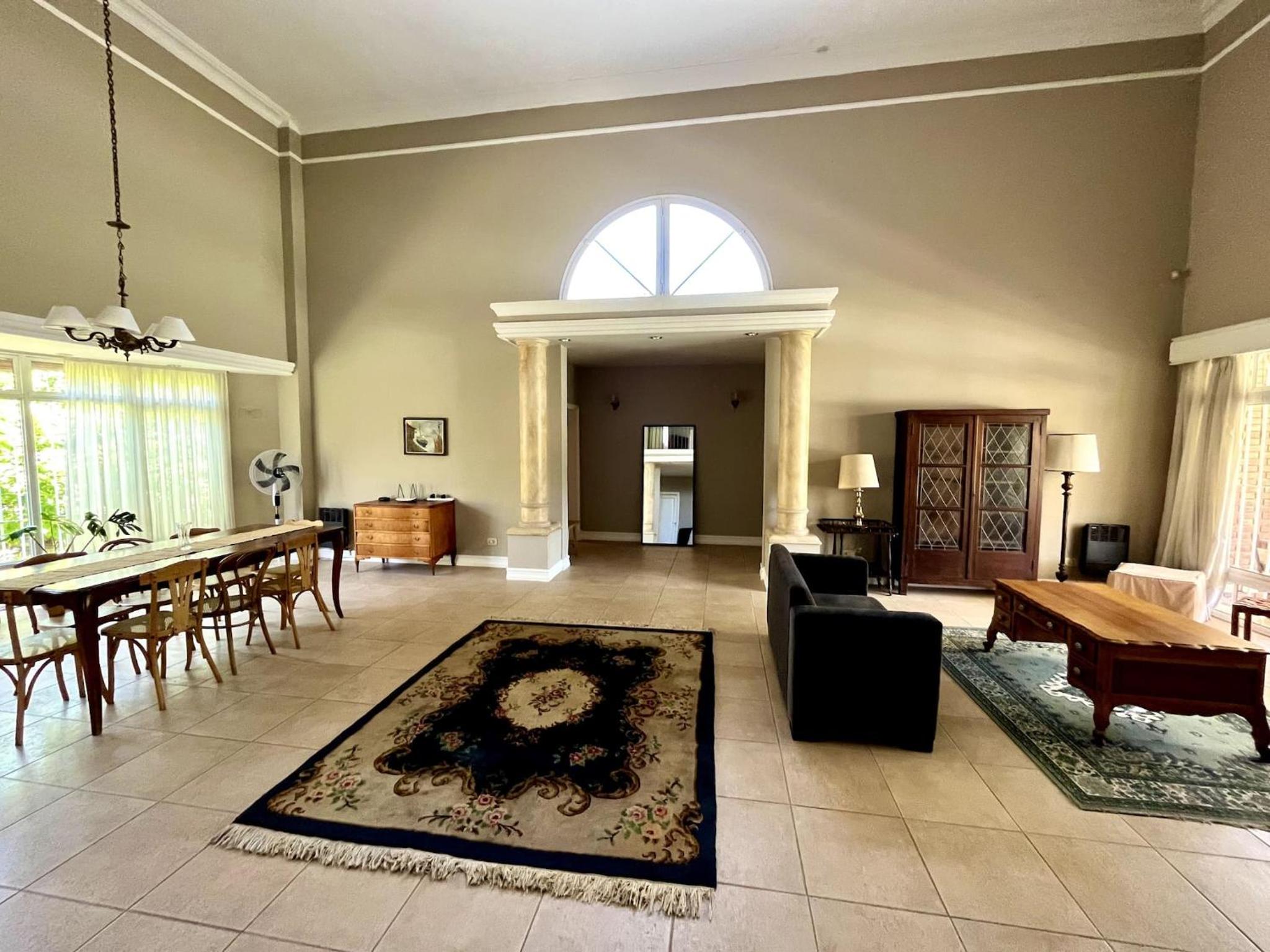 Villa Americana, con piscina en Chacras de coria.