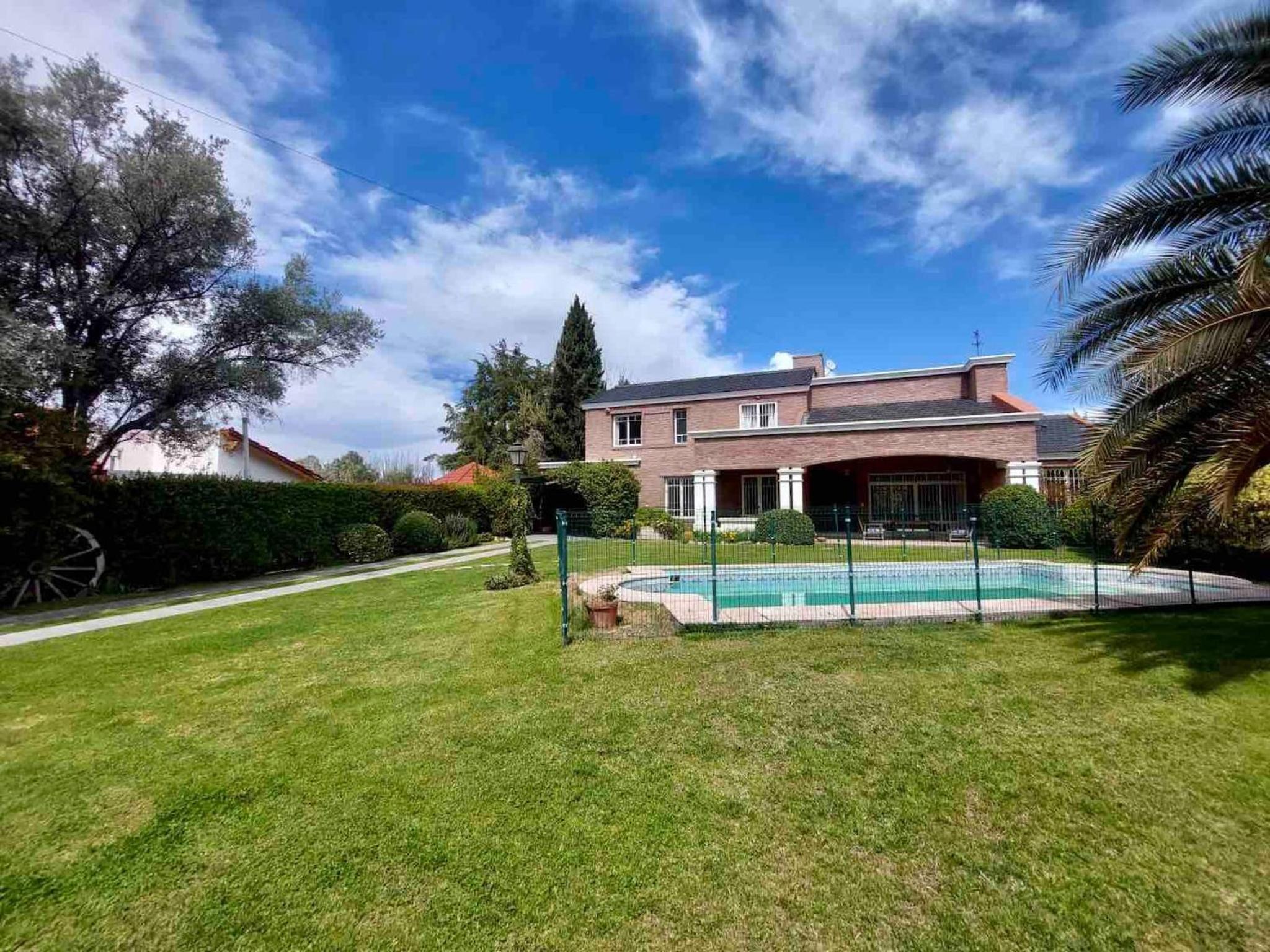 Villa Americana, con piscina en Chacras de coria.