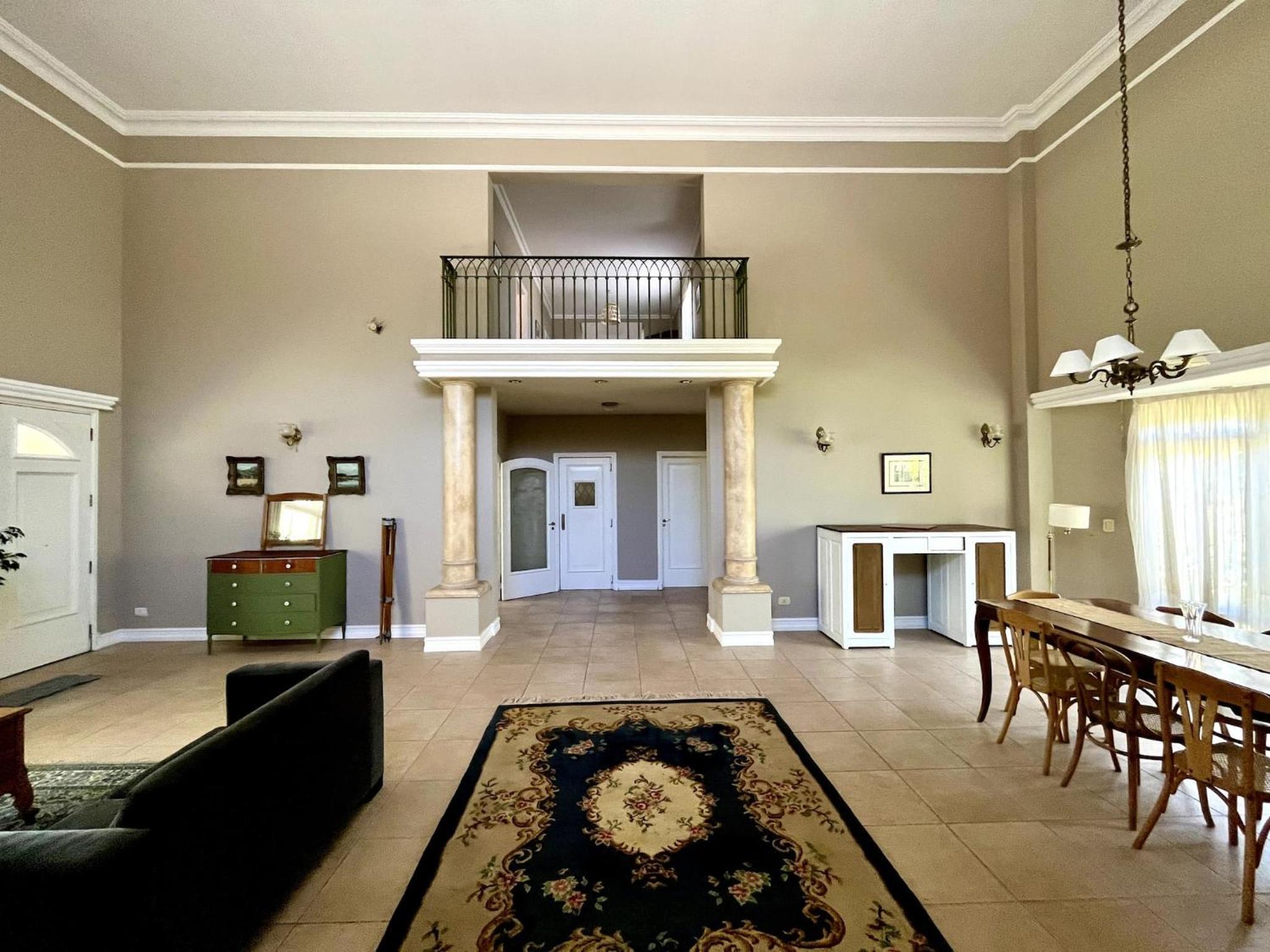 Villa Americana, con piscina en Chacras de coria.