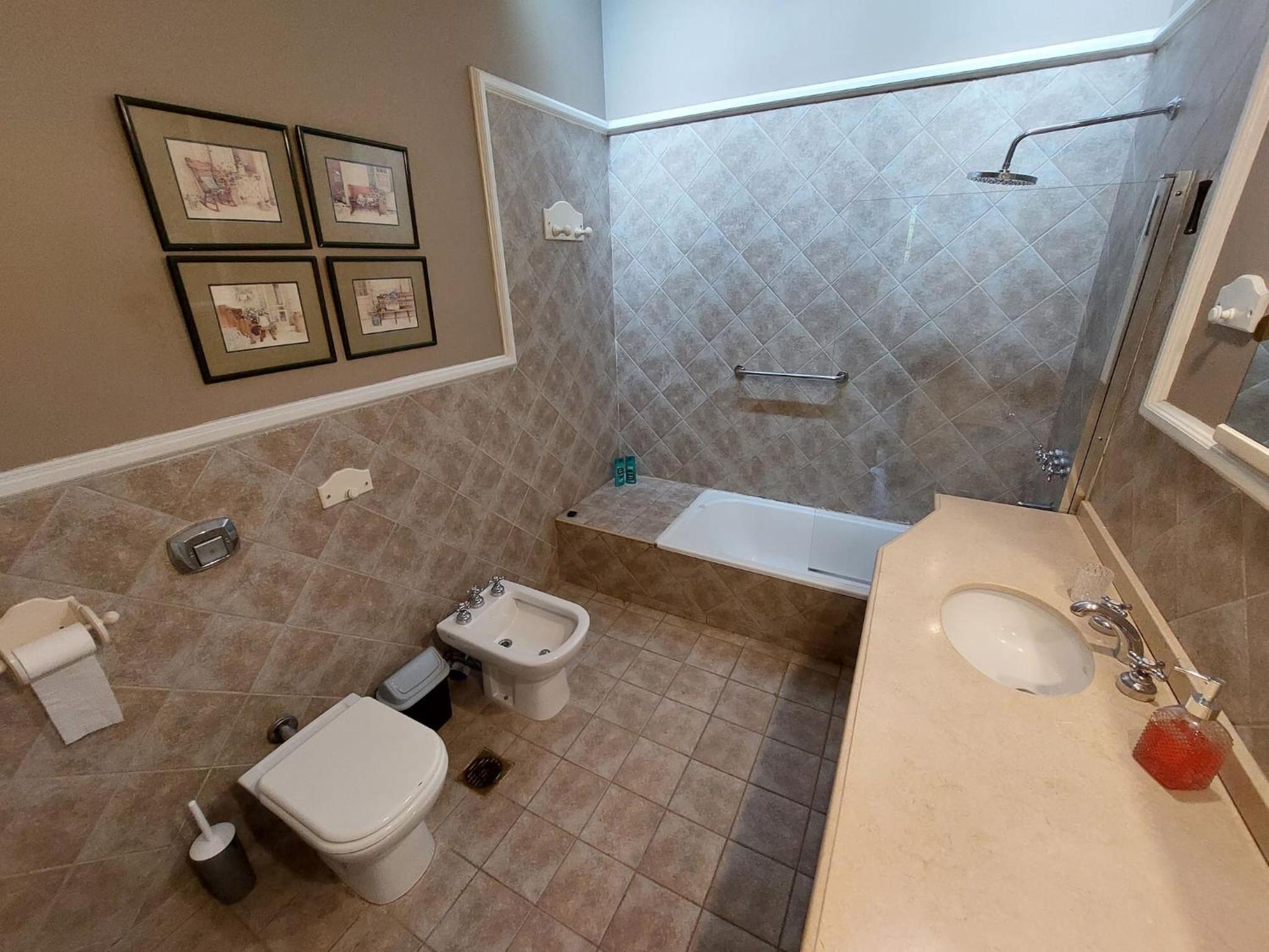 Villa Americana, con piscina en Chacras de coria.